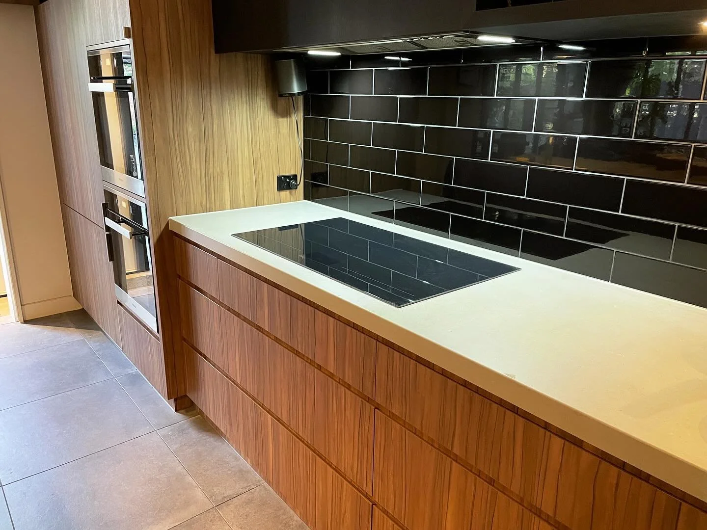 Cooktop install in Hawthorne. 
Fisher and Paykle

🐱Banjo was there to help his happy parents say @goodbye_gas to their gas cooktop