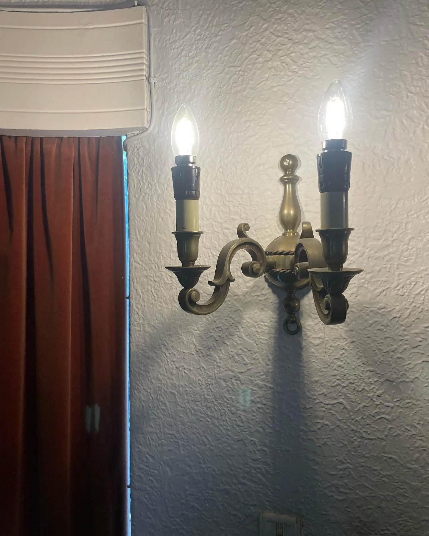 We recently completed a rewire at @villaitalia_coburg.
 We were faced with many challenges working on these old post war houses. Particularly rewiring these old cloth wired scones lights. The goal was to do it without damaging the rendered brick wall