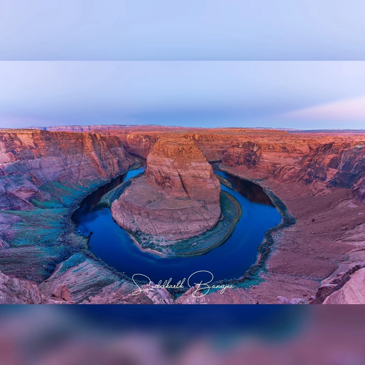 Standing on the edge, where nature carved and paints her masterpiece&mdash;Horseshoe Bend 🌿 
#NatureArt #HorseshoeBend #RiverBend #NaturePhotography