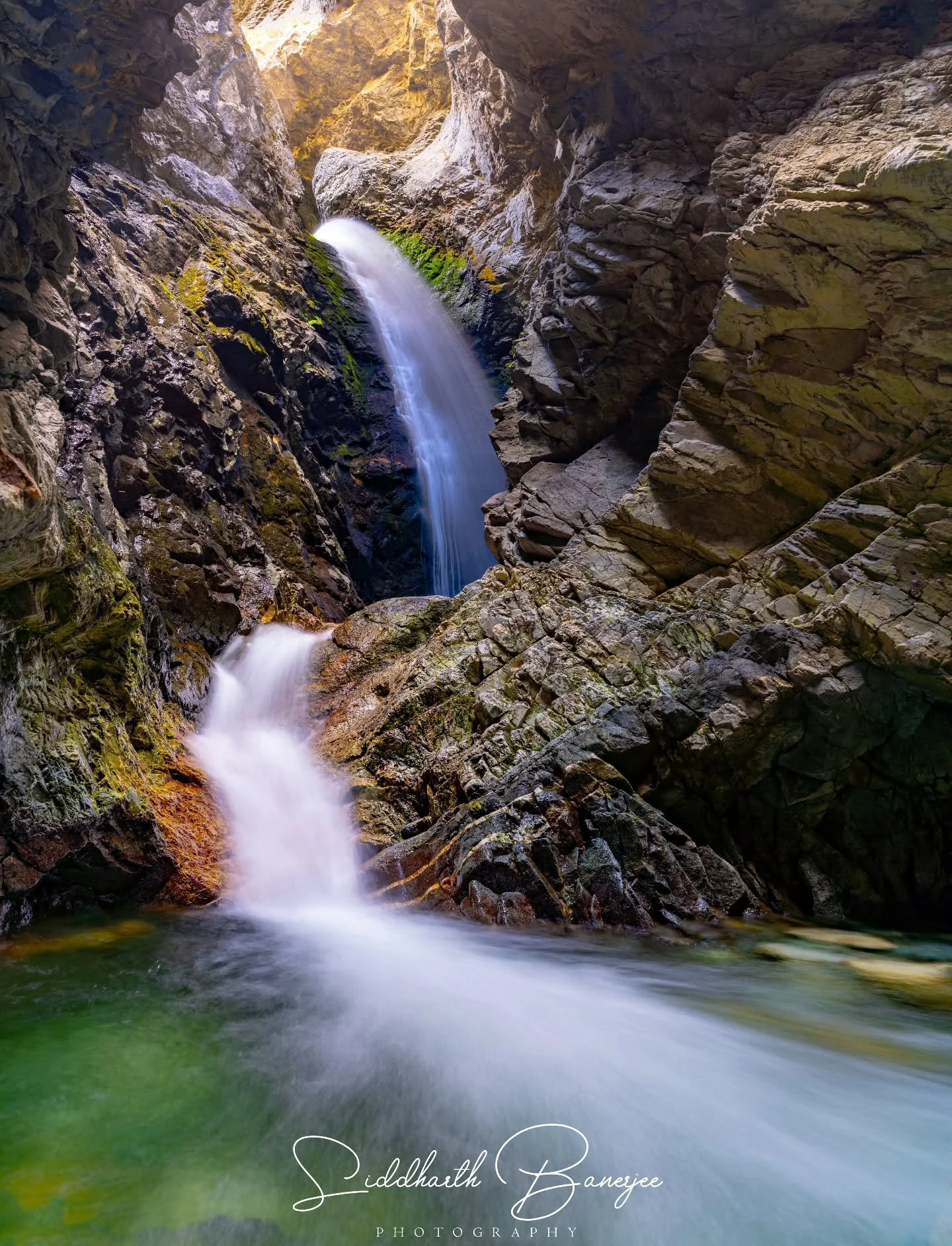 Can you believe this waterfall is minutes away from a desert? 
Almost dropped my camera in the cold water while snapping this long exposure 😬

#longexposurephotography #WaterfallPhotography #coloradoscenery #waterfalls