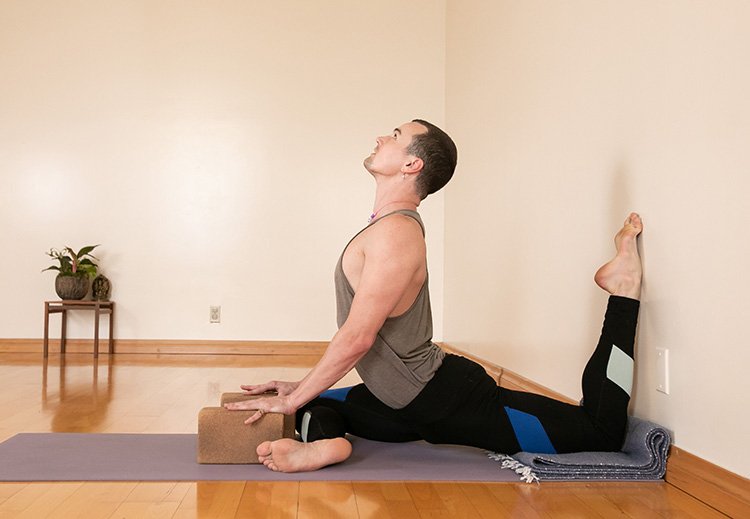 Peak Pose Yoga Sequence: Hanumanasana (Split Pose) Sequence | Tummee.com