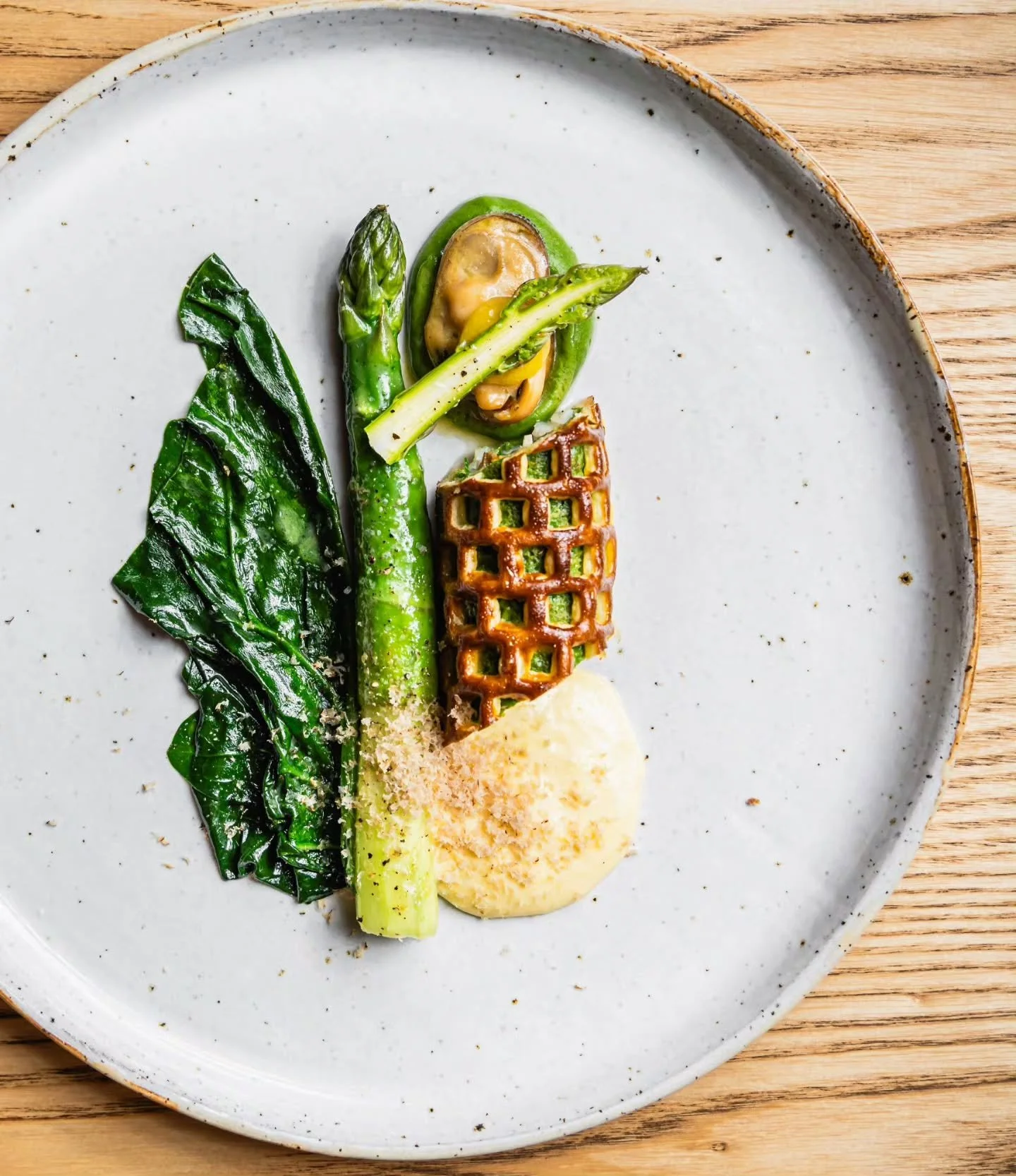 Flounder and smoked mussel en croûte, asparagus, chard, beurre noisette hollandaise with smoked & cured flounder roe on top. 
π @better_fishing 
π@yellowbkroad 
π@chefsgarden_nz 
πΈ @thatgreenolive