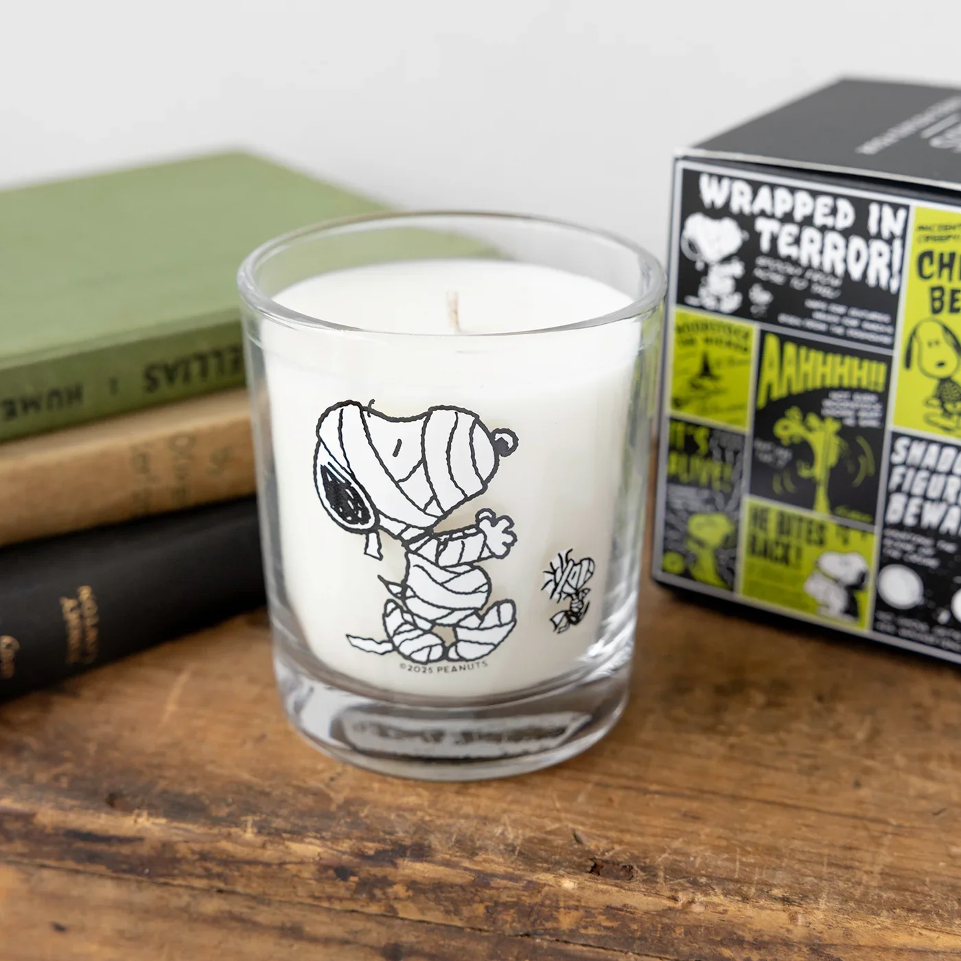 Snoopy mummy cinnamon candle