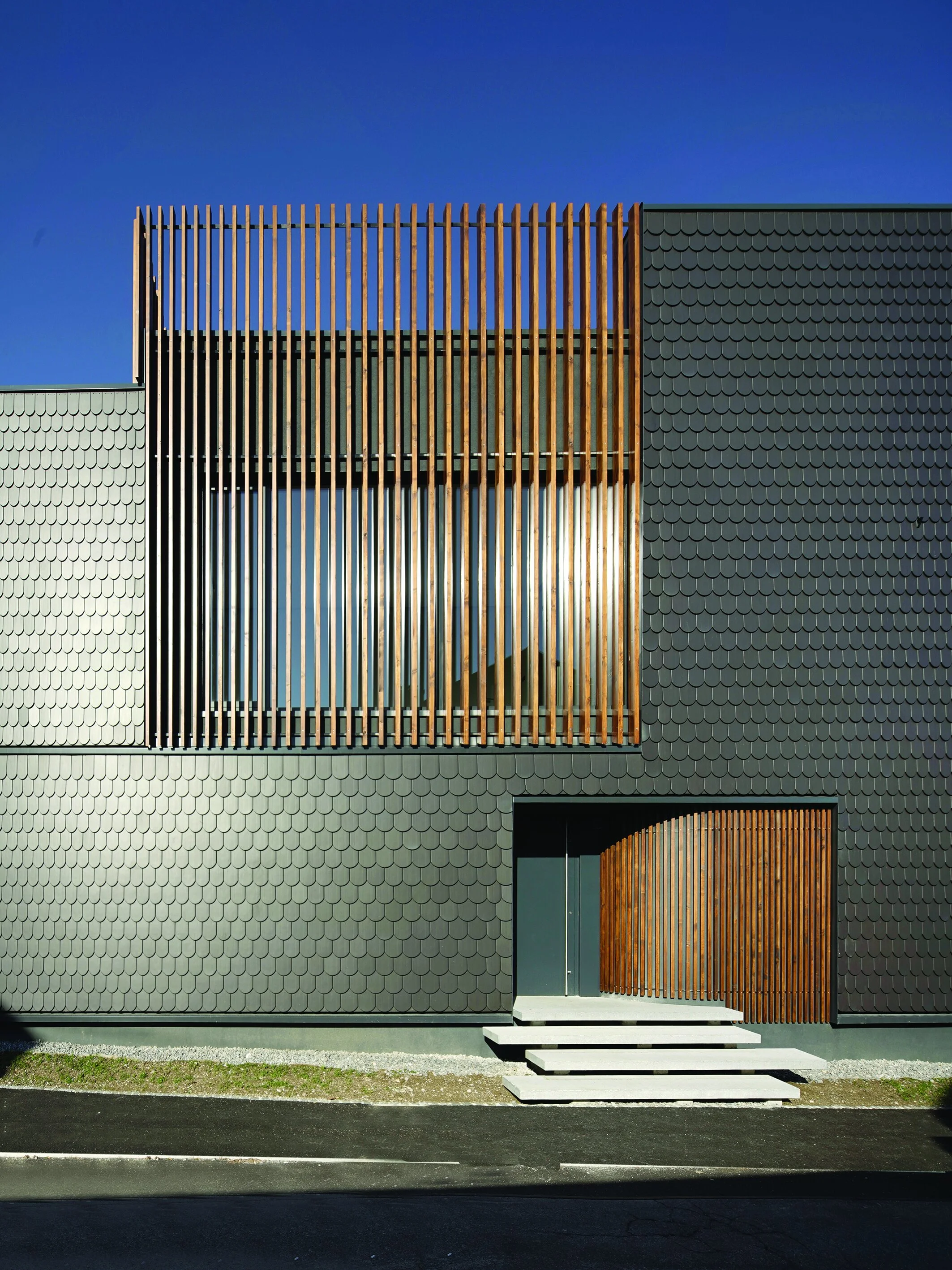 SI_MКТ_PHO_REF_hisa_Celovska_001.jpg