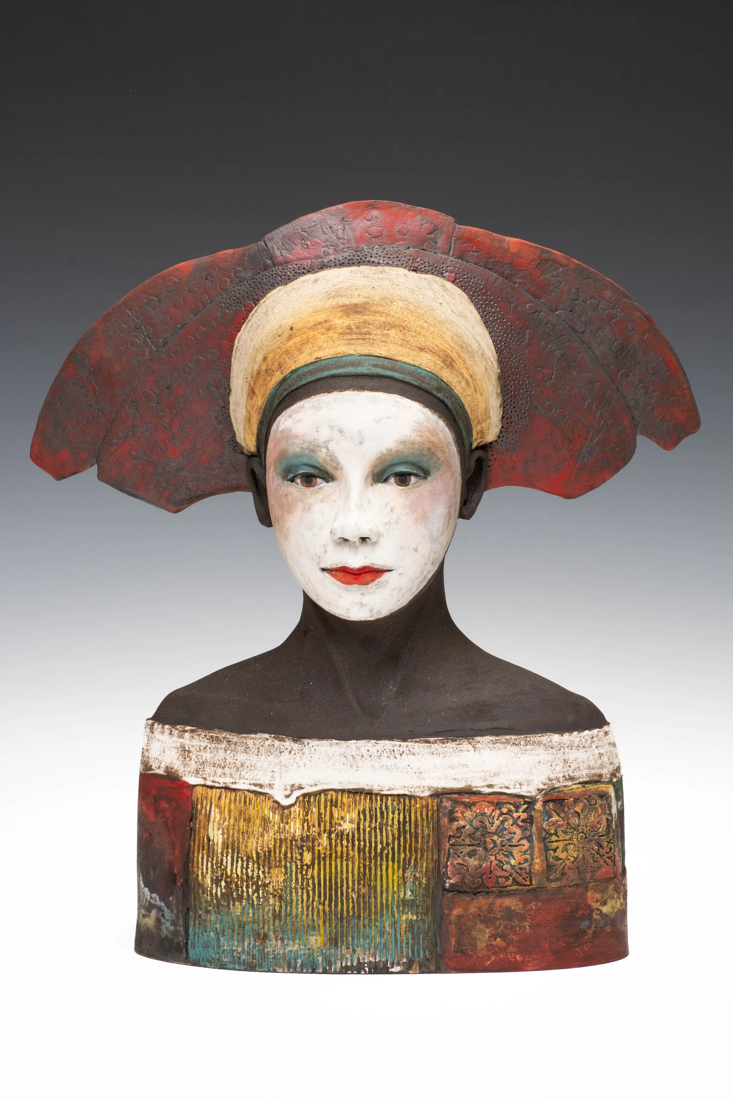 Black clay bust /red hat - Height 42.5cm