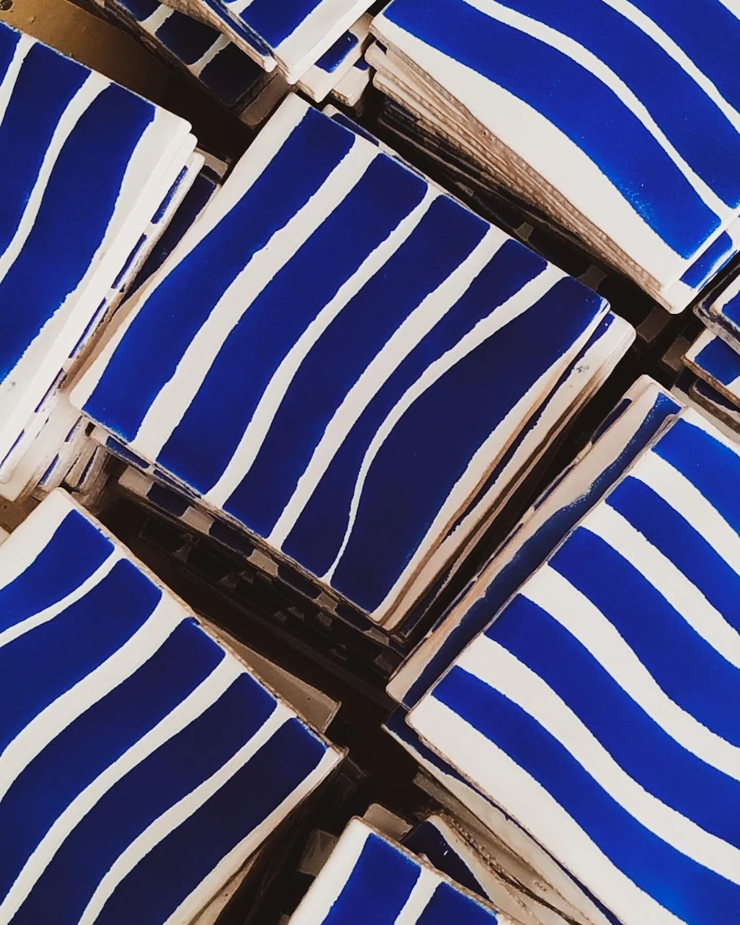 Blue Ondas tiles 〰〰〰 ⠀⠀⠀⠀⠀⠀⠀⠀⠀ Carefully handmade with love and patience in Porto. ⠀⠀⠀⠀⠀⠀⠀⠀⠀ Please contact us for more information : feito-a-mao.com/contact - - - #FAM #Porto #tiles #handmade #ceramic #clay #interiordesign #architecture #design