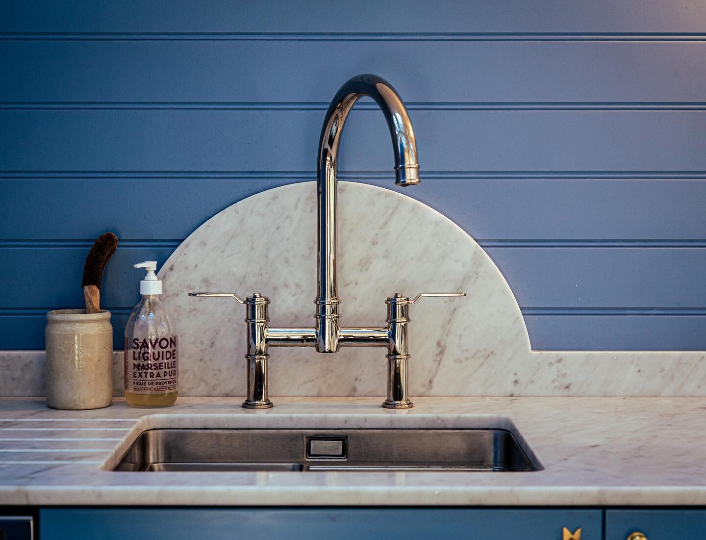 This Olaf kitchen sink is giving us beach house vibes ☀️

#kitchen #kitchendesign #kitcheninspo #interiordesign #home #homerenovation #londonhome #sink #kitchenrenovation