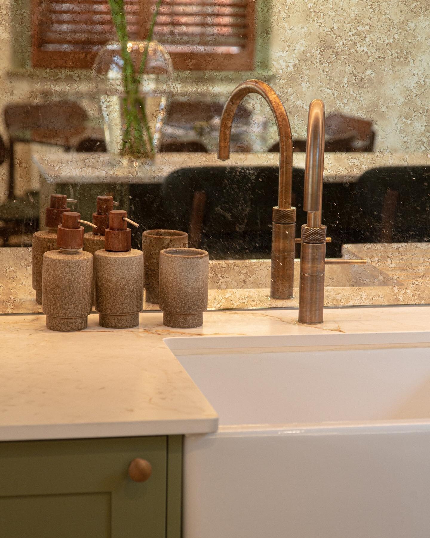This bespoke mirrored splash back creates a very elegant finish to any kitchen

#kitchen #kitchendesign #interiordesign #home #homerenovation #kitcheninspo #kitchenrenovation #homeinspo