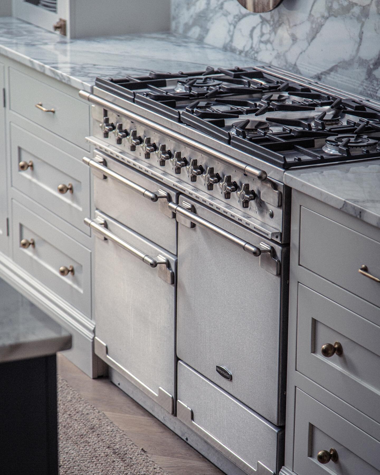 The sleek #rangemaster cooker completes every Olaf kitchen 

#kitchen #rangemaster #interiordesign #bespokekitchen #kitcheninspo #kitchendesign #kitchenrenovation #homerenovation #homedesign