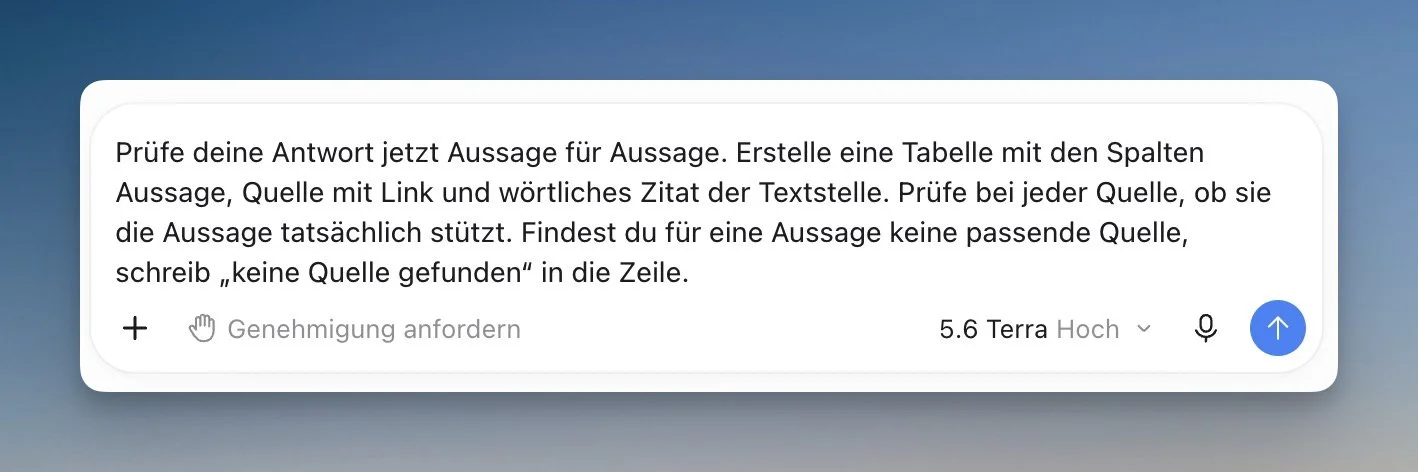 Eingabefeld eines KI-Chatbots mit dem Prompt für den Faktencheck: Antwort Aussage für Aussage prüfen, mit Quelle, Link und wörtlichem Zitat der Textstelle