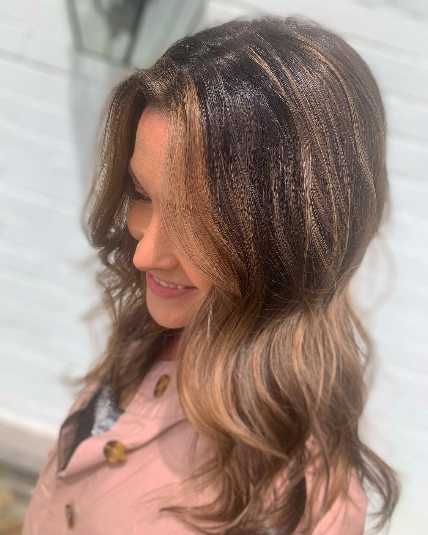 happy Friday Eve 🤎🤗

&bull;
&bull;
#hairextensions #hairsalon #novasalons #northernva #northernvasalons #bestofloudoun #loudouncounty #hairstylist #leesburgva #hairtips #dryshampoo #haircare #brunettebalayage