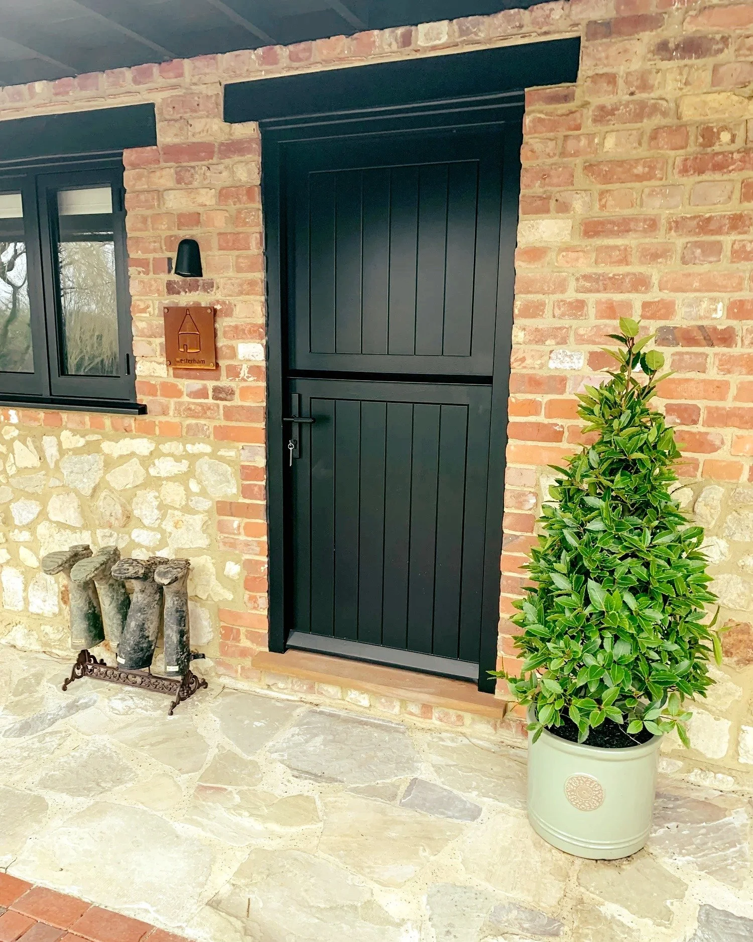 It's that time of year; Leave your muddy boots at the door and settle in for a warm evening at Elvey Farm in Kent. Our five luxurious suites invite you to unwind with calming colors and modern comforts.

With the Greensand Way right outside, adventur