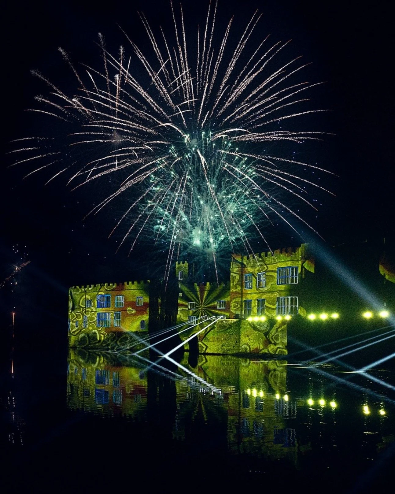 🎇 Happy Bonfire Night, everyone! Are you planning to go to @leedscastleuk for the Fireworks Spectacular this weekend (November 8-9) as mentioned in our autumn adventures post? Or perhaps you're setting up your own cosy bonfire? Whatever your plans m