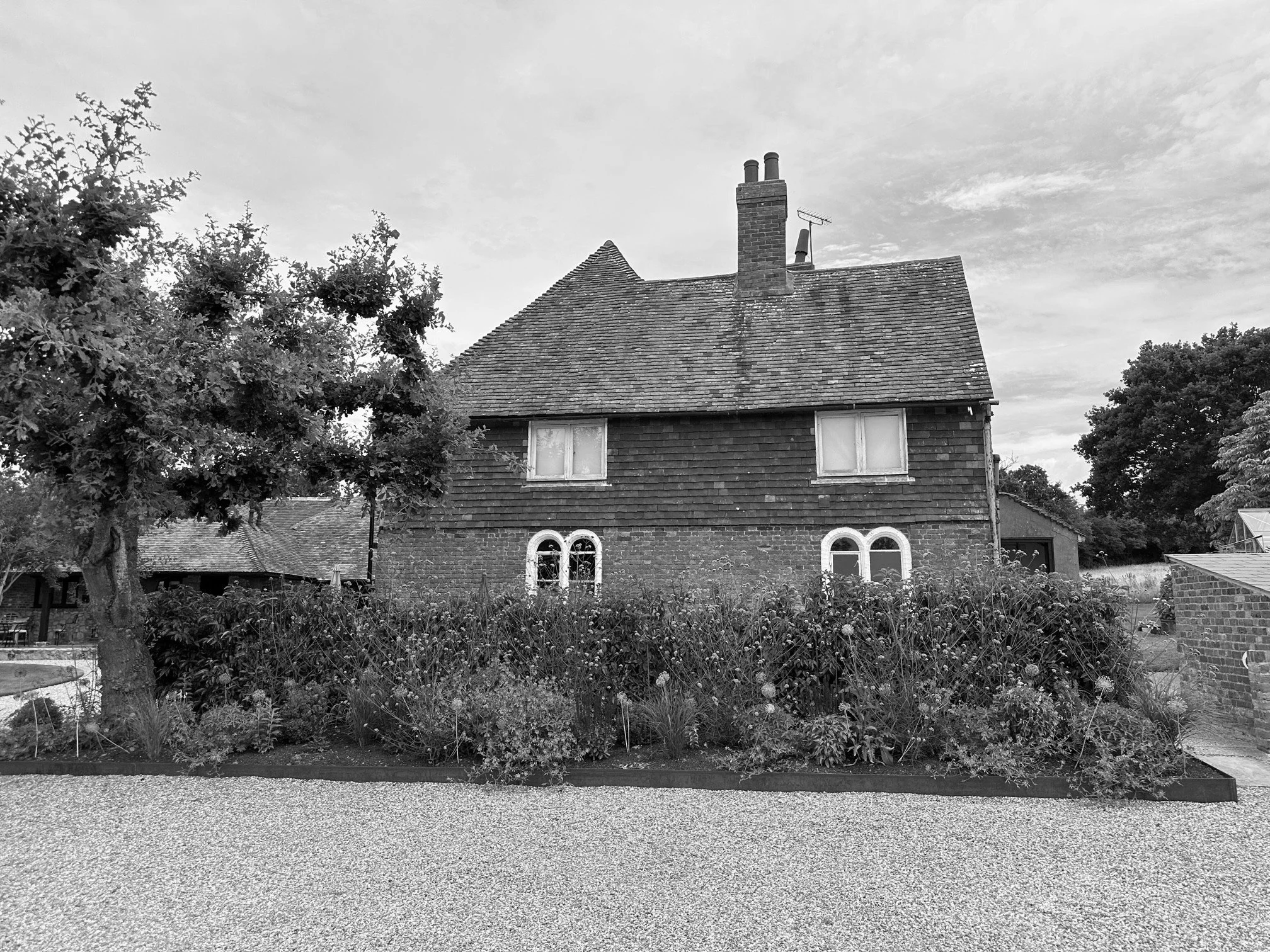 Discover the History Behind Dering Windows

Have you ever noticed the unique round-top Dering windows in Pluckley? 🌟 Named after the Dering family, these windows have a fascinating history tied to the Civil War. The round-topped windows, known as &q