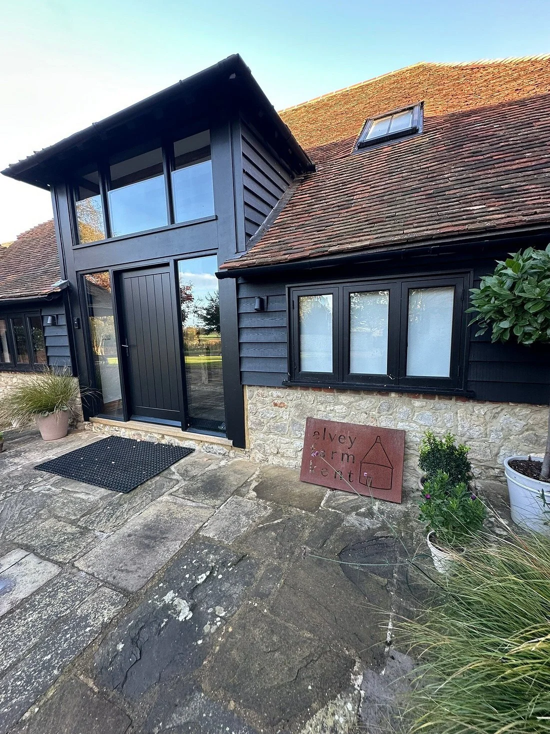 We loved coming across this guests photos of Elvey taken October 25 🙌

Tucked away at the end of a winding lane, Elvey Farm is a beautiful Wealden farmstead with a rich medieval history. As we progress with our restoration, we are thrilled to hear y