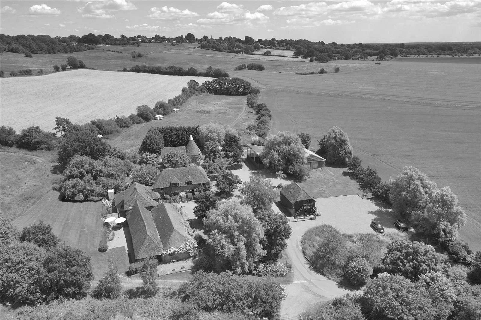 Step back in time at Elvey Farm Kent 🌿✨

Nestled between the historic villages of Pluckley and Egerton, Elvey Farm is a beautiful Wealden farmstead with medieval origins dating back to the 1400s. The Grade II listed farmhouse has stood for centuries