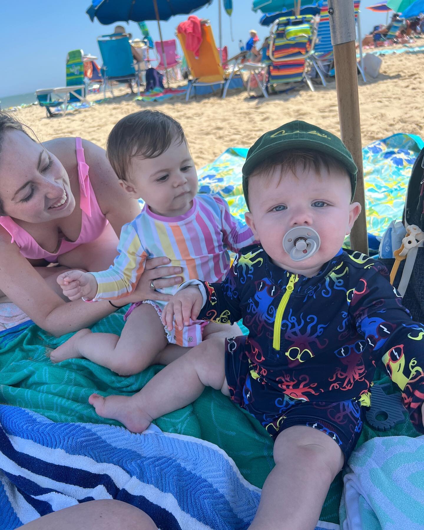 Tucker had his first baby beach day with his new bestie miss Kenley @sammiekellman 💘🌞🌊 It was so fun to see them talk and interact with each other!!!! I was surprised at how curious they both were, touching hands and toes and playing with each oth
