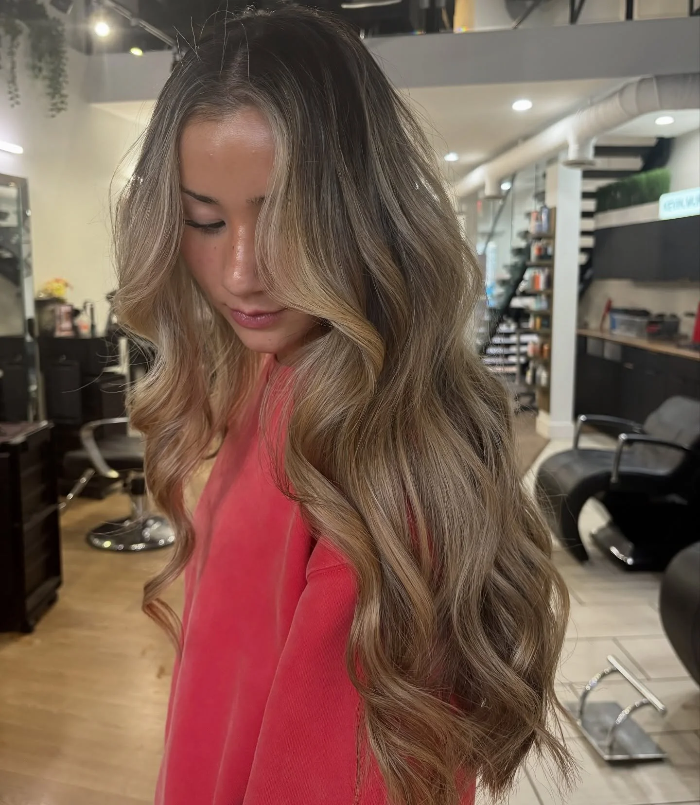 Soft dimension + lived-in blonde perfection ✨ effortless hair that turns heads (and lasts). #blondebalayage #smoothhairgoals #yyjhair #yyjsalon #yyj #westshore #livedinhair #livedincolor #rootmeltbalayage