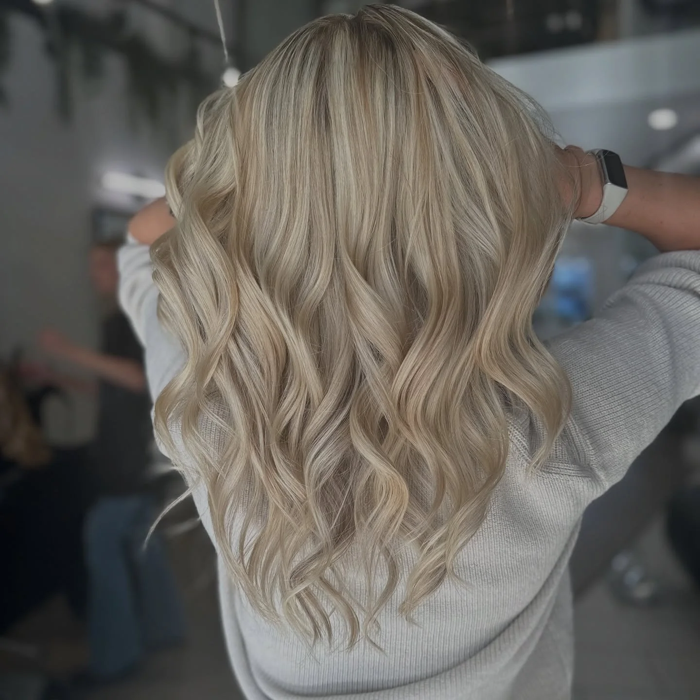 W I N T E R  B L O N D E 

✨This half head of foils is a great appointment to maintain integrity while staying blonde and growing it out💕
