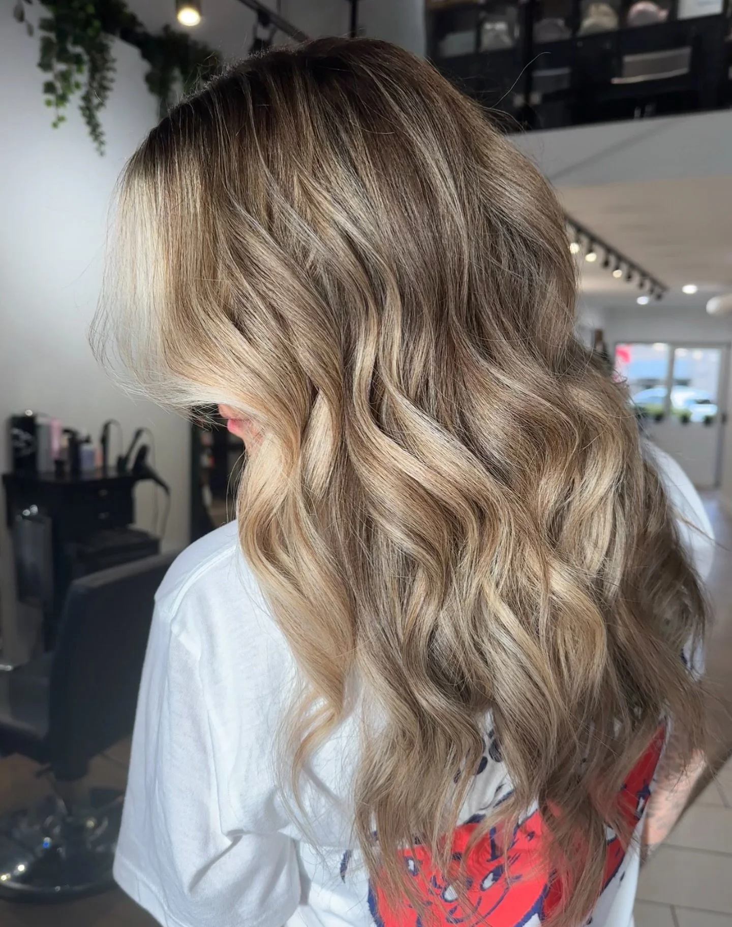 S U G A R  C O O K I E 

A perfect example of lived-in color done right 🙌🏼 This blend keeps her glowing for months between visits.