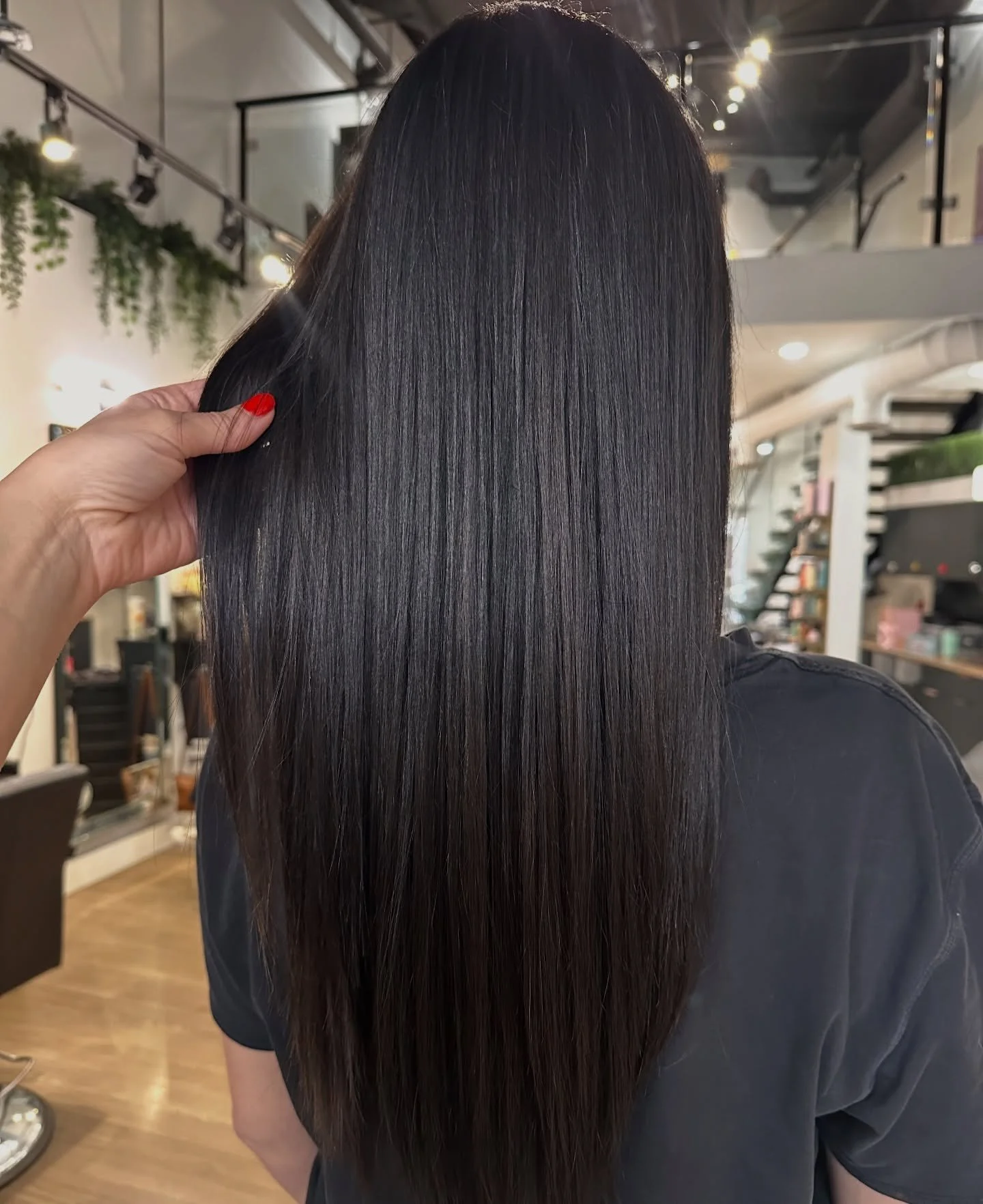 G L A S S  H A I R 

Dark hair and red nails🤩 Christmas combo!
