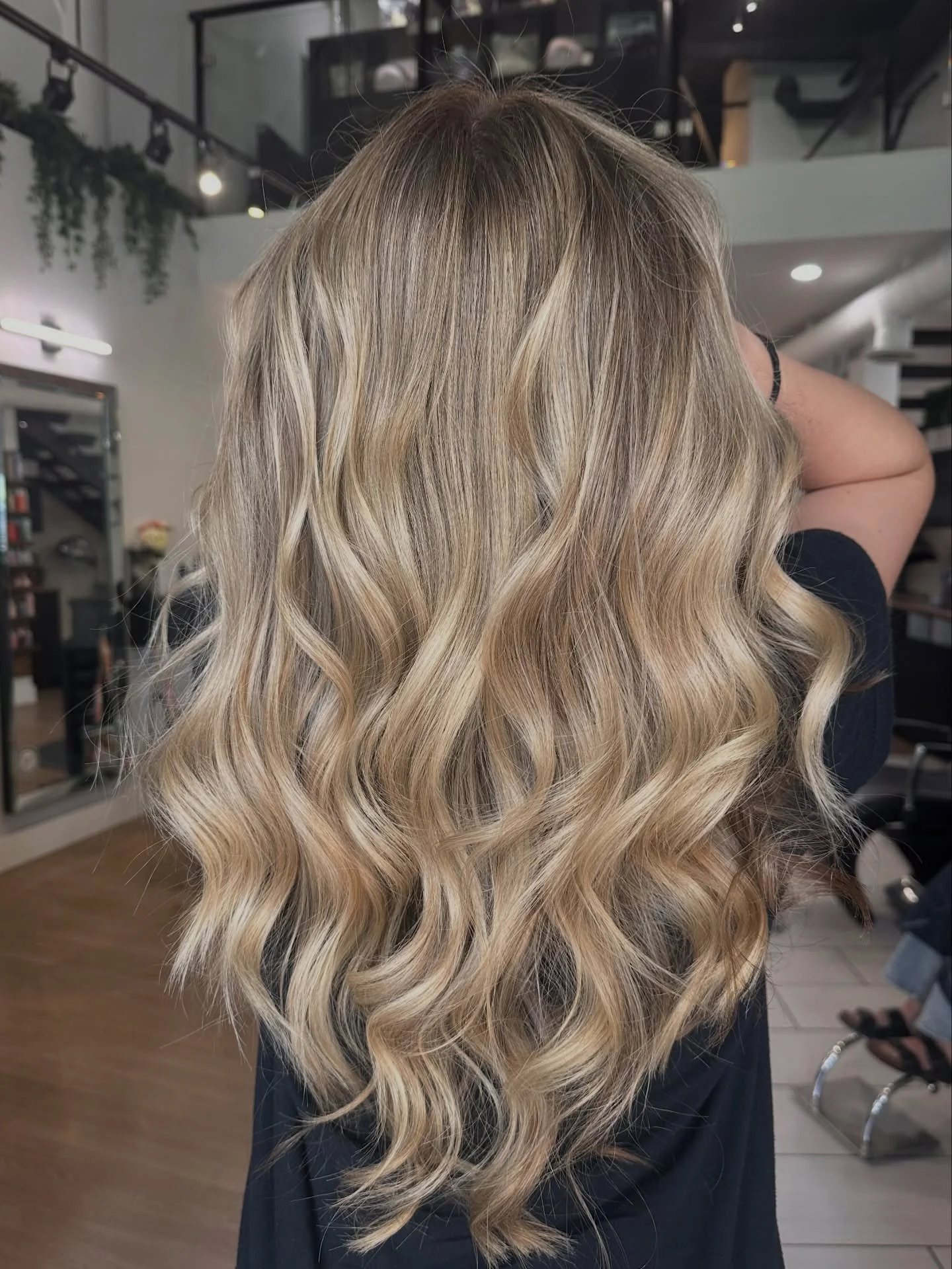 S U M M E R T I M E  S H I N E 

Half head of teased highlights toned all with Wella 10/03+9/16 ct🙌