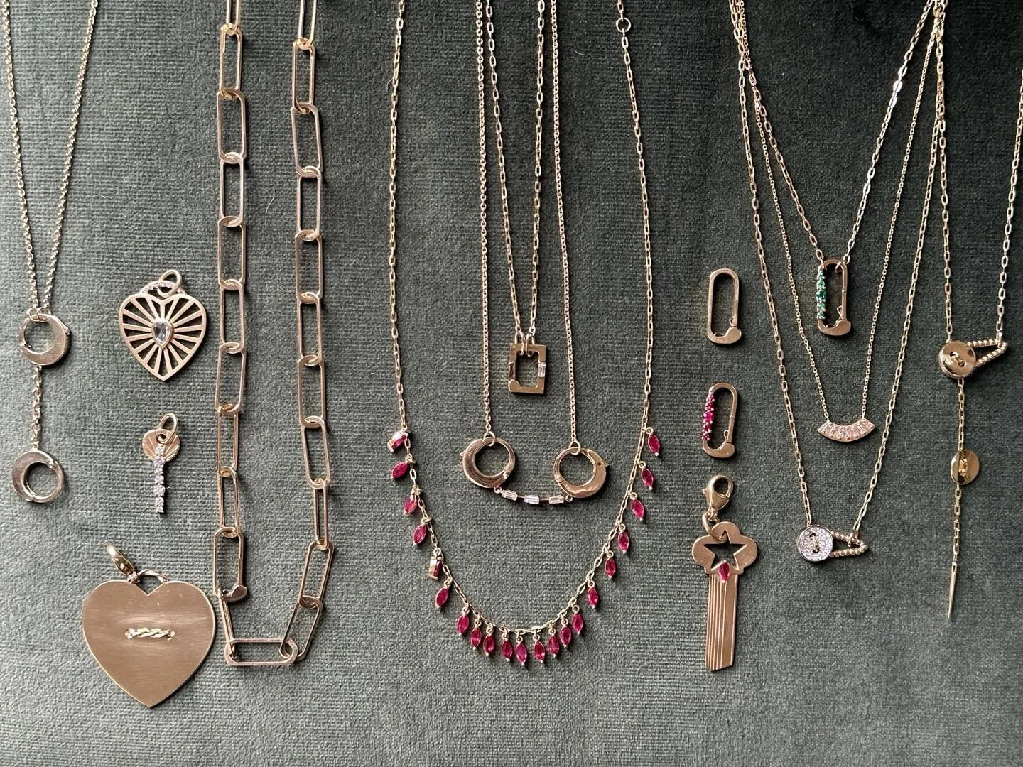 Fall tablescape 

#abundance #jewels #necklaces #charms #keys #hearts #handcuffs #lariat #precious #gemstones #diamonds #ethicallysourced #recycledgold