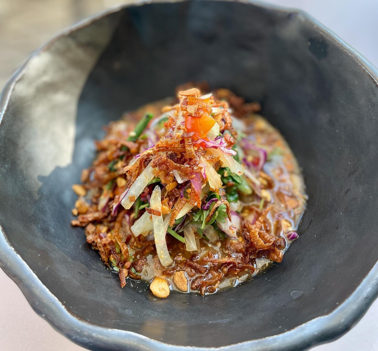 Our green papaya salad definitely knows how to hit her angles 📸 That&rsquo;s why she&rsquo;ll always be a classic. Raise your hand if you&rsquo;re a green papaya girlie! 

Green Papaya Salad | toasted peanut, Thai herbs, chiles, crispy shallot, cher