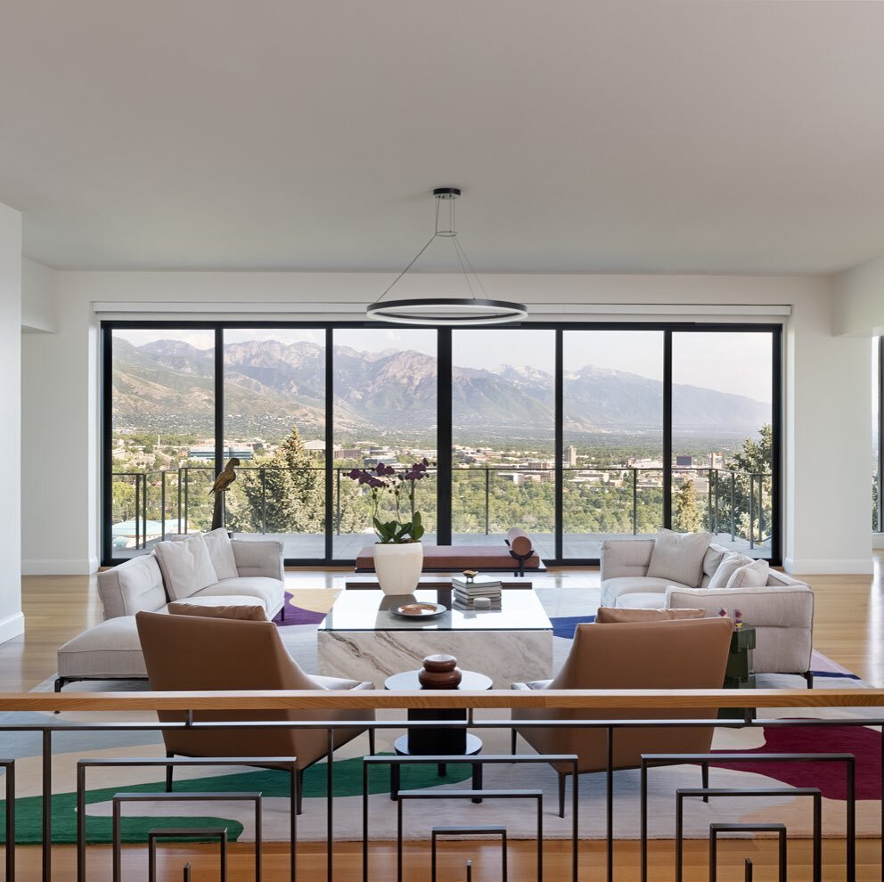 View from above. Project #AH 
📷@melissakeleyphoto 
#roomwithaview 
.
.
.
.
#livingroomdesign #modernlivingroom #moderndesigns #modernliving #interiors #interiordesign #interiordesigner #luxuryhomes #luxestyle #rugart #rug #contemporarydesign #