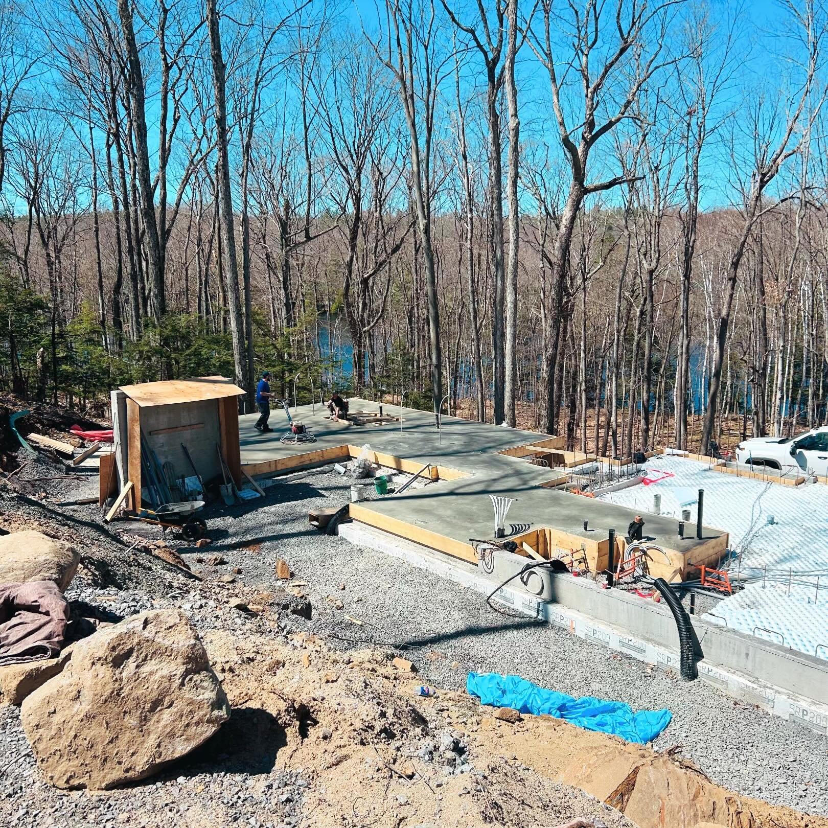 Custom home project in Calabogie by the Madawaska river. Radiant flooring and cantilever. This is (1) of (2) pours. The house is at the bottom of a very steep hill: two pumps were required to get it done @measured.construction

#constructionottawa #o