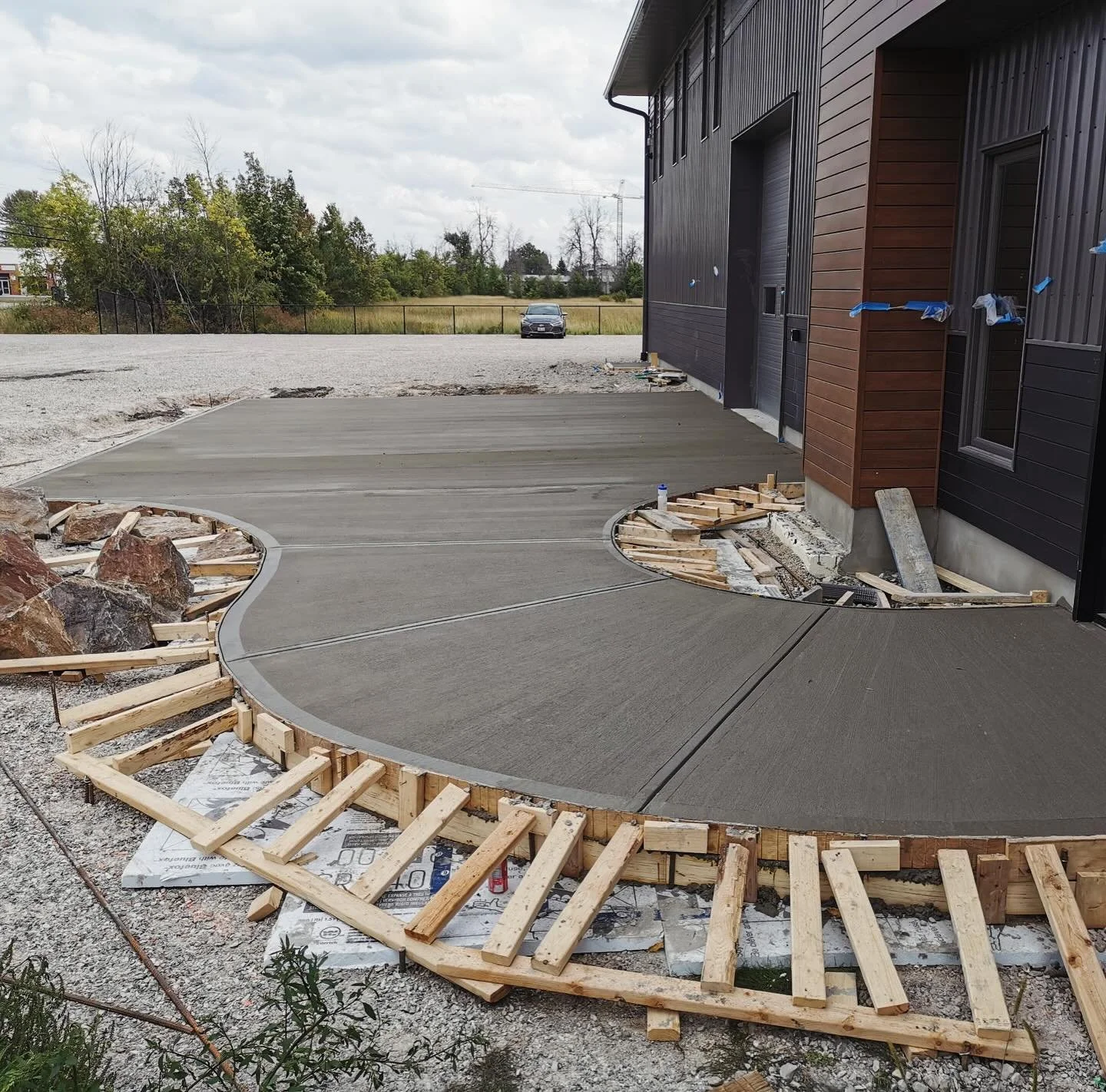 Exterior garage pad and walkway w/ broom finish #worldofconcrete #ottawaconstruction