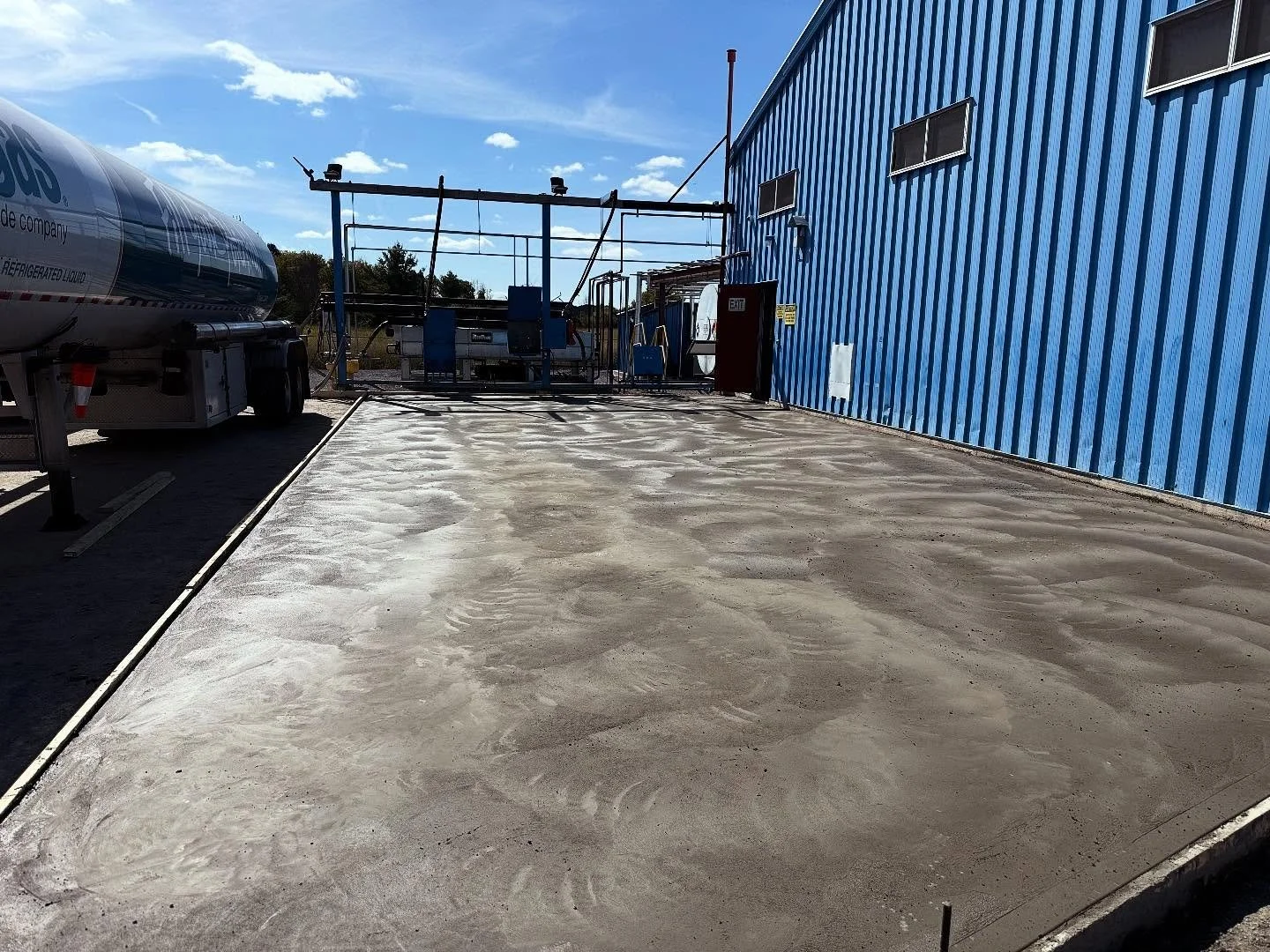 Rough trowel finish for its anti-slip properties. Phase 1 of a loading area rehab. 

#ottawa #ottawaconstruction #worldofconcrete #concrete