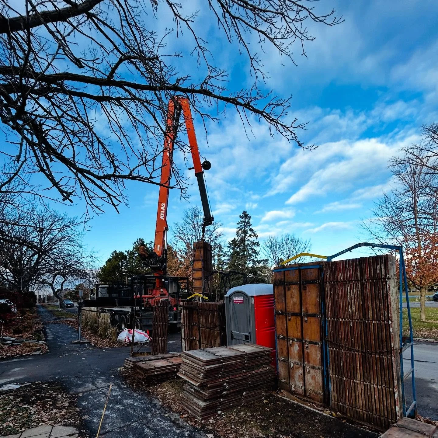 If you need 72' reach of boom service, call us at 1-800-316-9964 #ottawa #ottawaconstruction #ottawaconstructionassociation 🪝🏗️