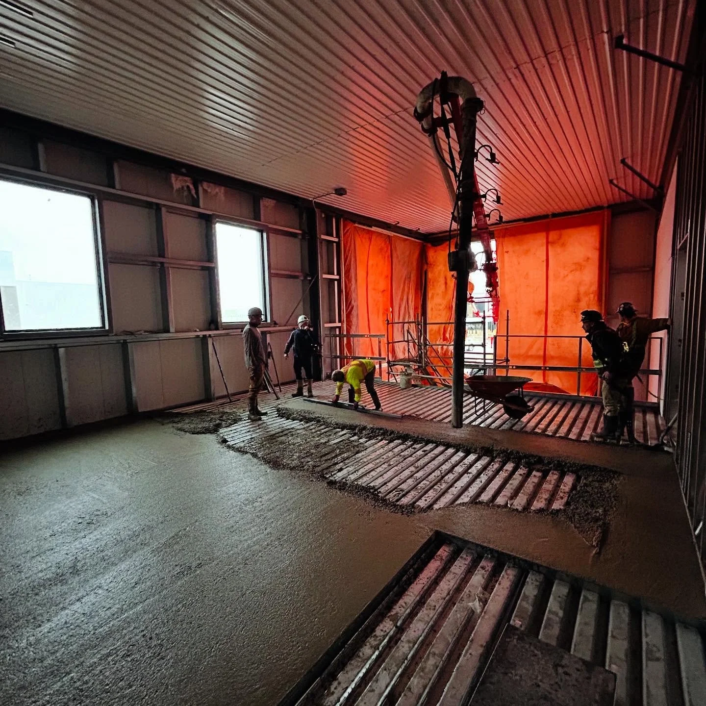 Suspended slab in tight area for a boom pump. Good job to the pump operator @bellaialliance 
#ottawacontractor #ottawaconstruction