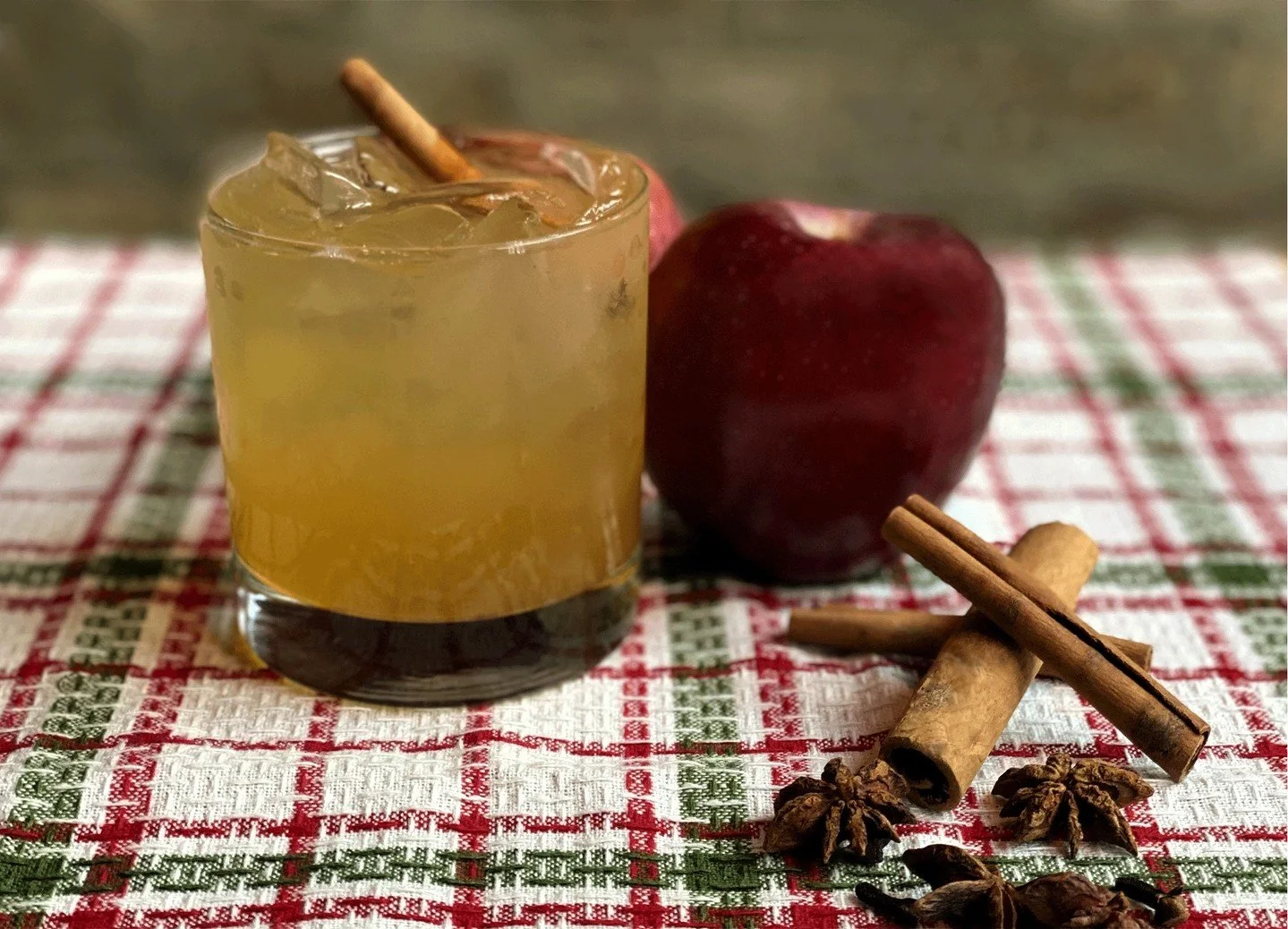 Looking for a seasonal cocktail that is crisp, refreshing and a smidge spicy? Go for our Apple Mule, with Fireball Blazin' Apple whiskey, ginger beer and a cinnamon stick. Just the kick you need for these blustery winter days.
📷TLM