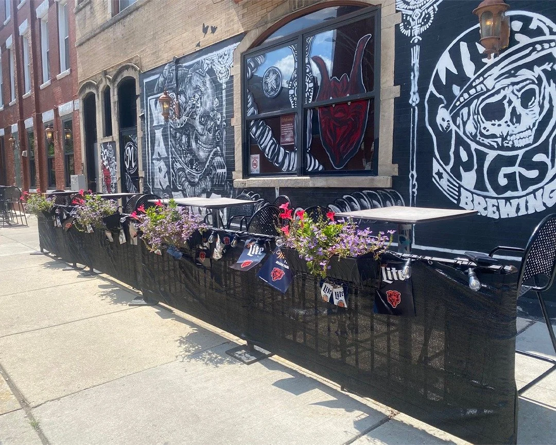 Today's weather looks gorgeous! We've got a bunch of summer drink specials such as $6 watermelon and blueberry-raspberry vodka lemonades and mules. Cheers to the weekend! 
.
.
.
.
.
(pic: TLM) #chicagofunauthority #chicagodrinks #chicago #chicagobars