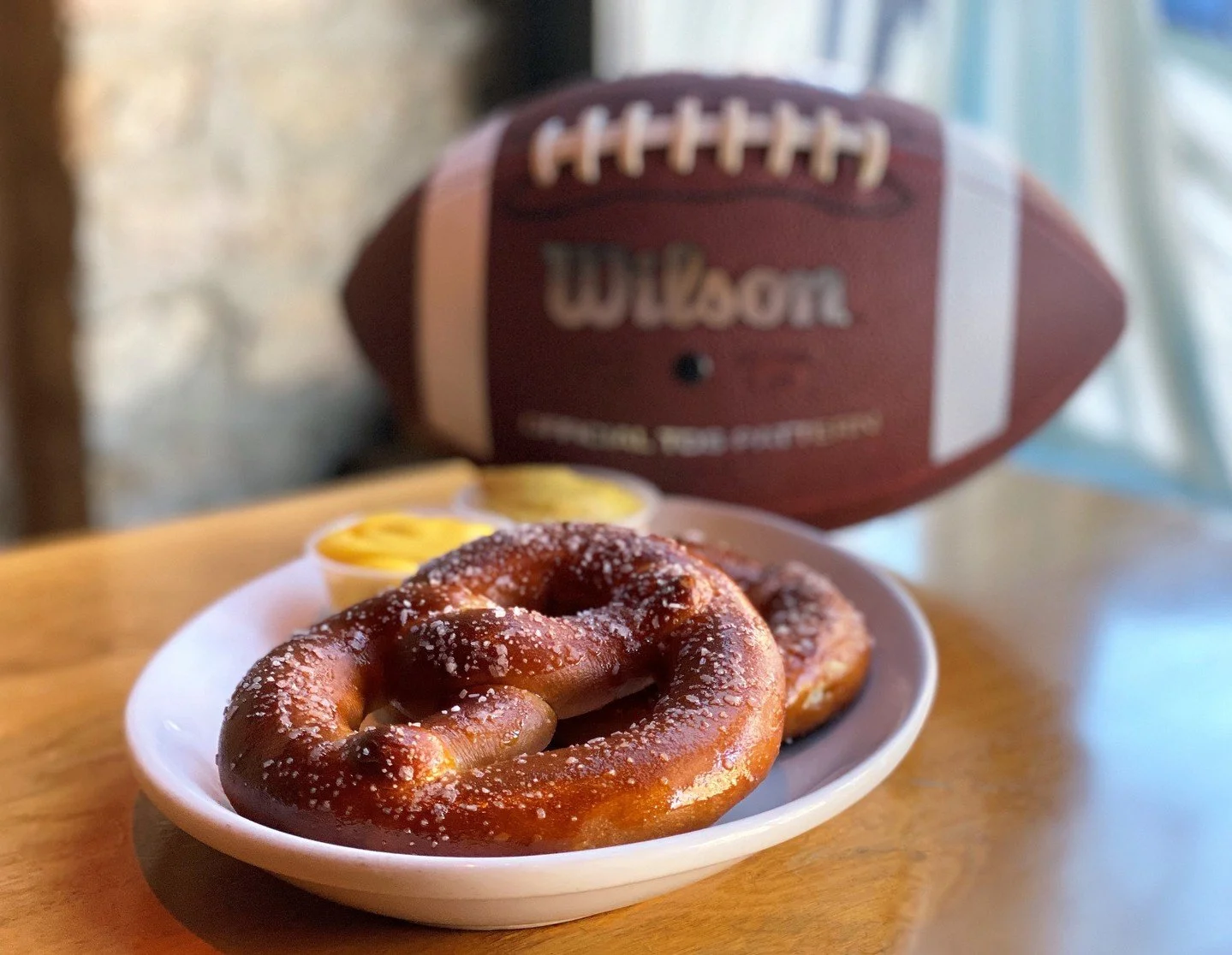 Oktoberfest specials such as Soft Pretzels and Jalapeno Bacon Cheddar Applewood-Smoked Bratwurst + Game Day Deals such as $12 Miller/Coors/PBR pitchers + MNF = Monday Funday! Kick for Rams - Giants at 7:15 p.m. 
.
.
.
.
.
(pic: TLM) #chicagofunauthor