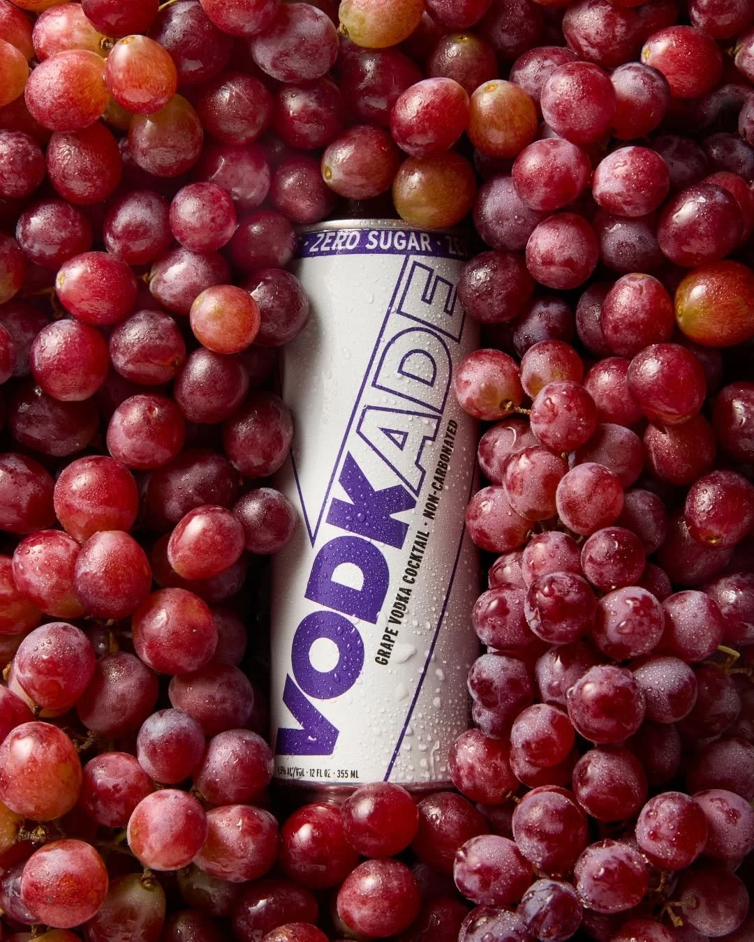We just added a new flavor of Vodkade! Grape is non-carbonated and made with real vodka, natural fruit flavors, and electrolytes, delivering the classic sports drink taste with a kick. Clocks in 4.5% ABV.
.
.
.
.
.
📷Vodkade #chicagofunauthority #chi