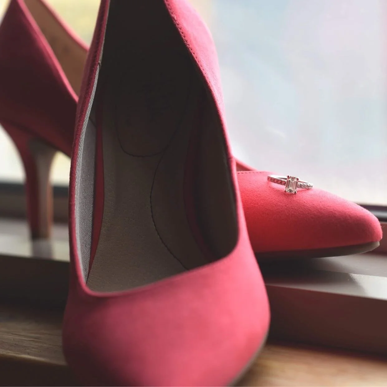 Some details from this dark + moody wedding in May 🤍