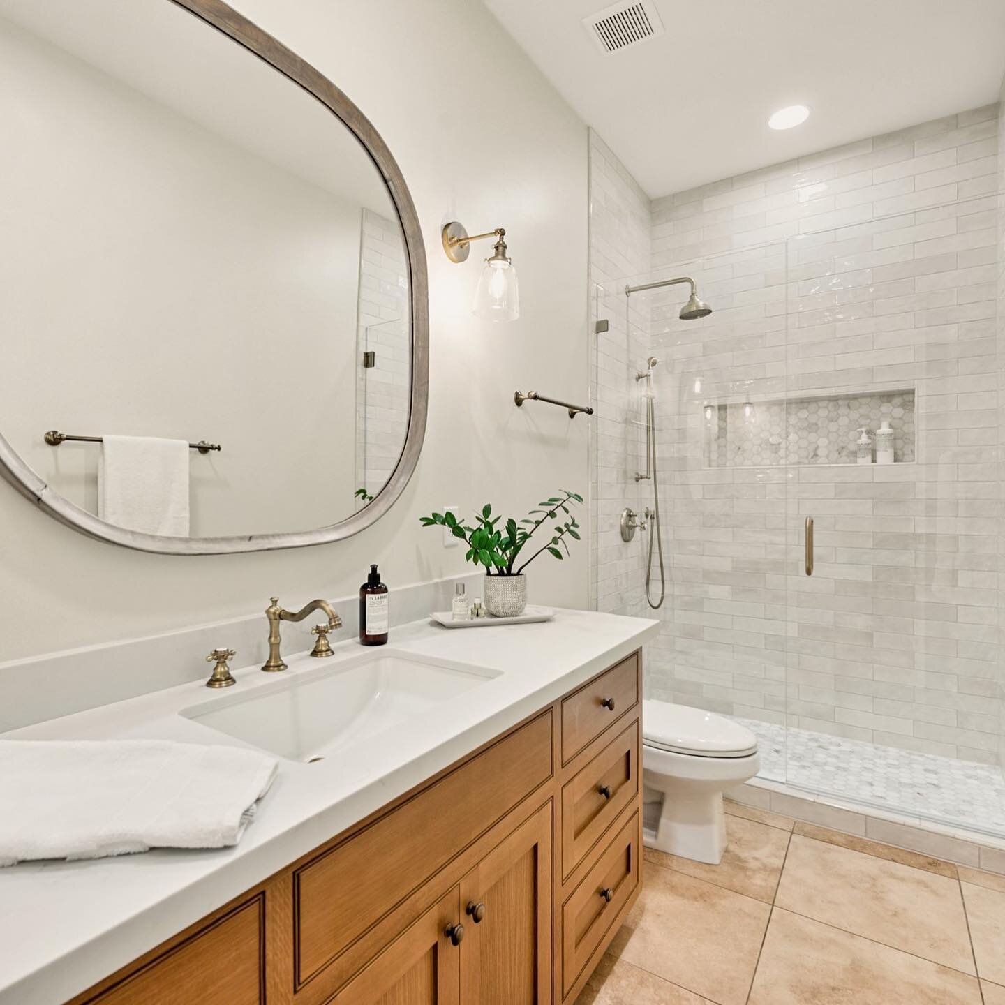 The end results in this hall bathroom remodel was well worth all the delays we experienced in getting the specialty plumbing fixtures. 

.
.
.
.
.
.
#bathroomremodel #bathremodel #potterybarnstyle #lassendas #lassendasaz #lassendasremodel #designtost