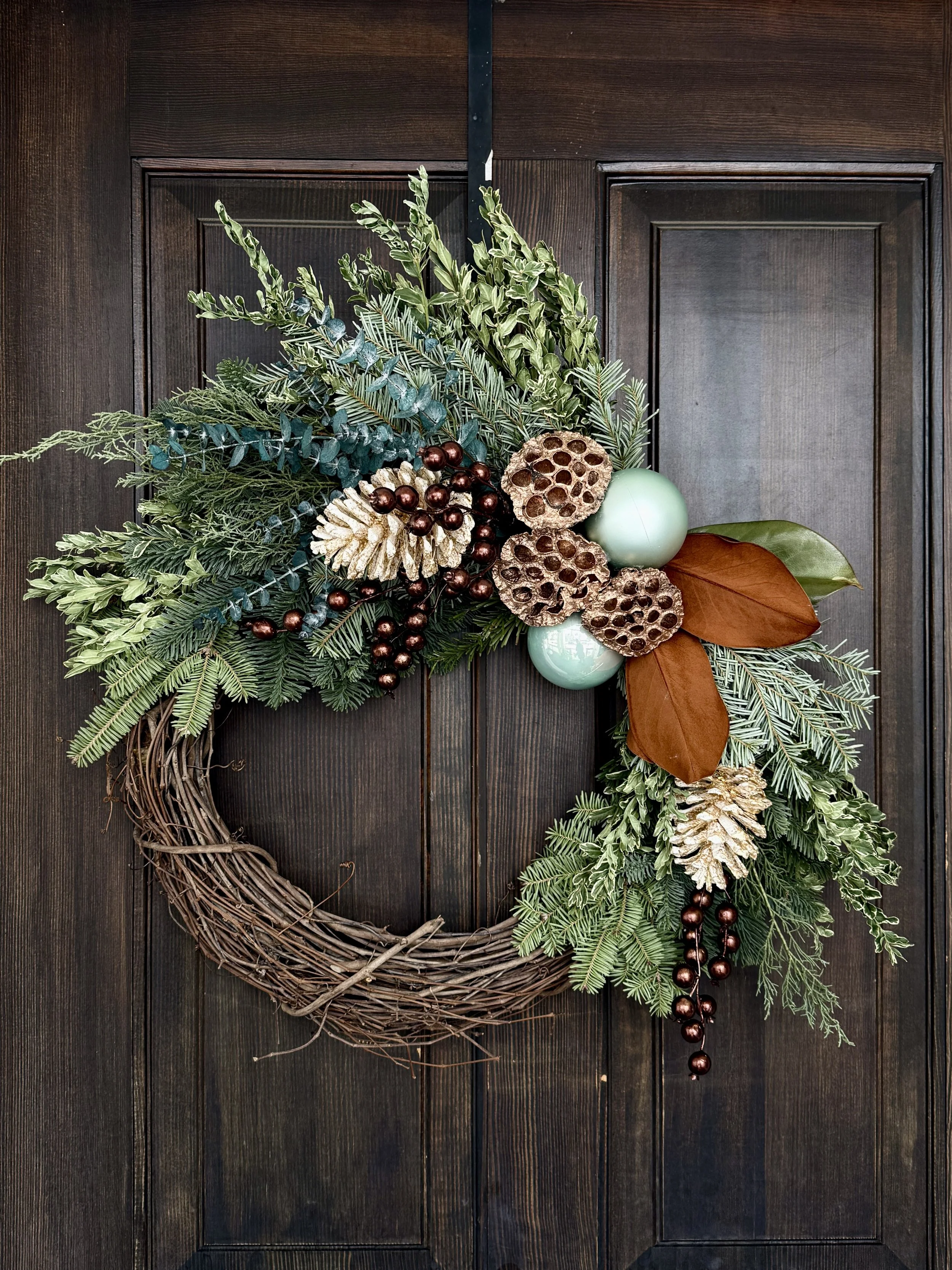 Close-up of dried orange slices on the left, a decorative wreath made of dried citrus slices and natural elements on a door in the top right, and dried citrus slices hung on a Christmas tree for decoration in the bottom right.