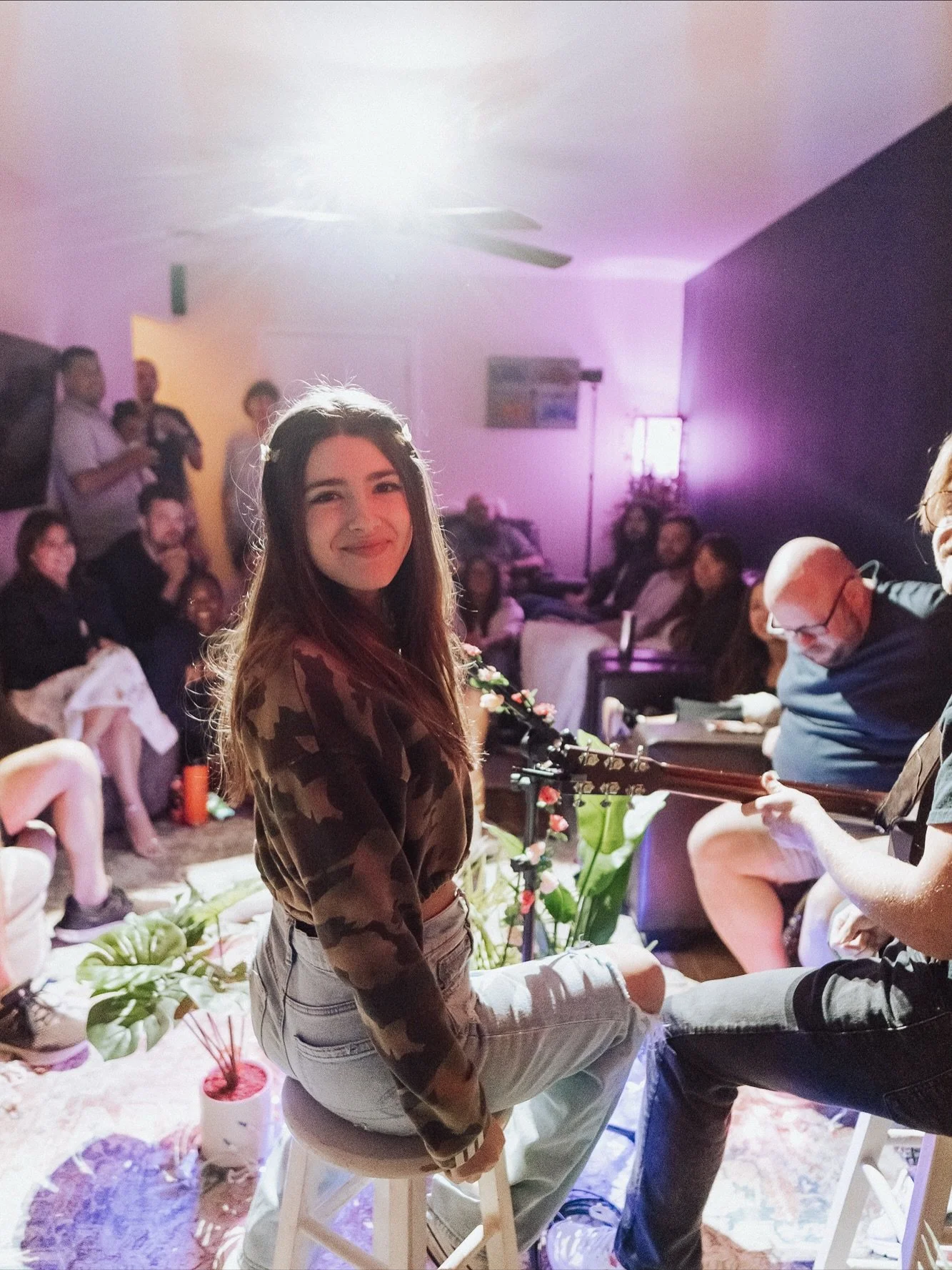 @sammiraemusic took the us straight to church. Emotion, storytelling, and so much soul &mdash; her set hit every note just right 🎙️

📸 @itschazmazzota 
 #SammiRae #NashvillePop #ArtistSpotlight #NashvilleMusic #LiveMusic #IndiePop #SongwriterVibes 