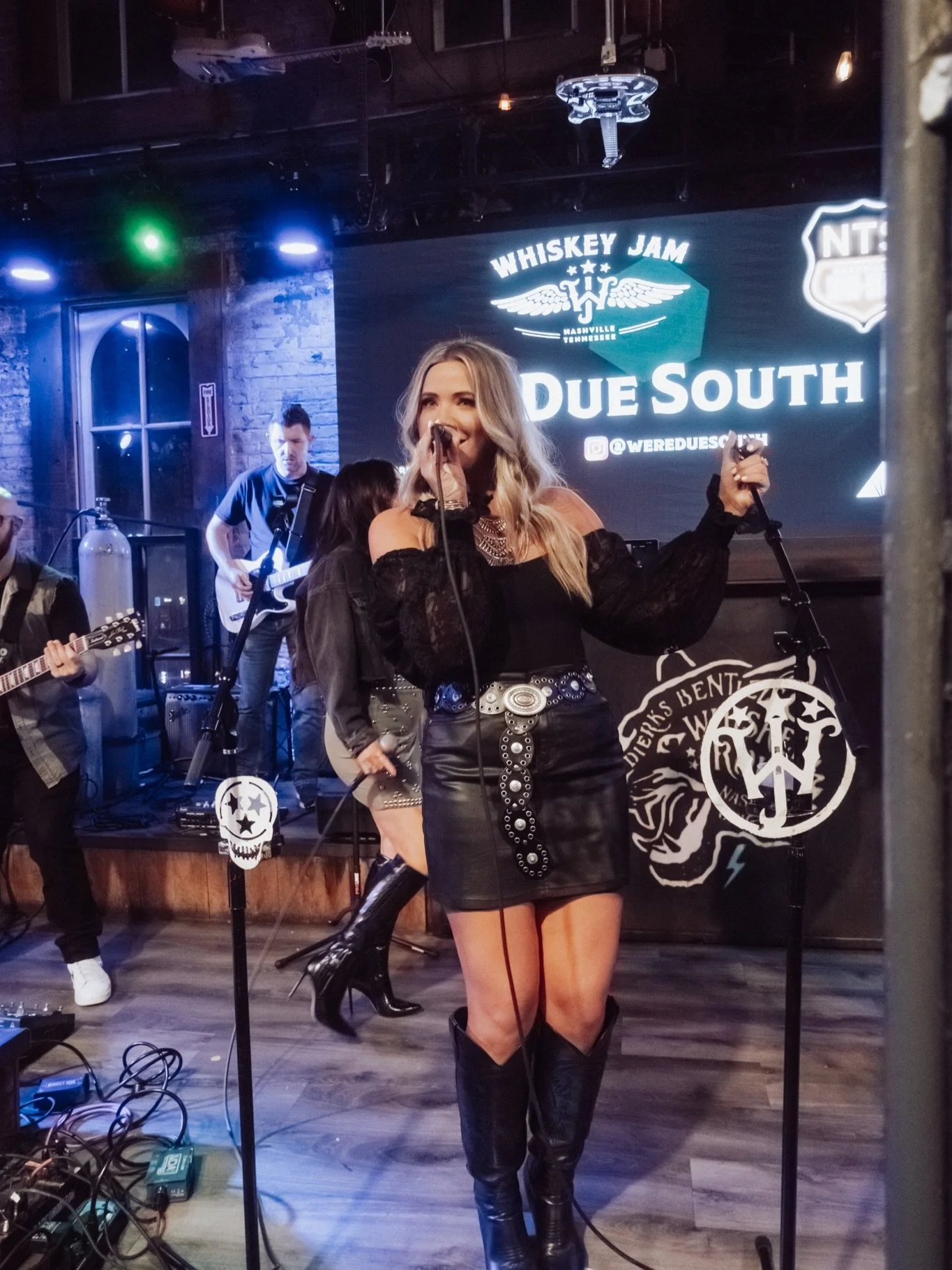 stacked lineup. zero misses.
just our fam casually taking over the city

#nashvilleartists #whiskeyjam #livemusicvibes #musiccity #songwriters