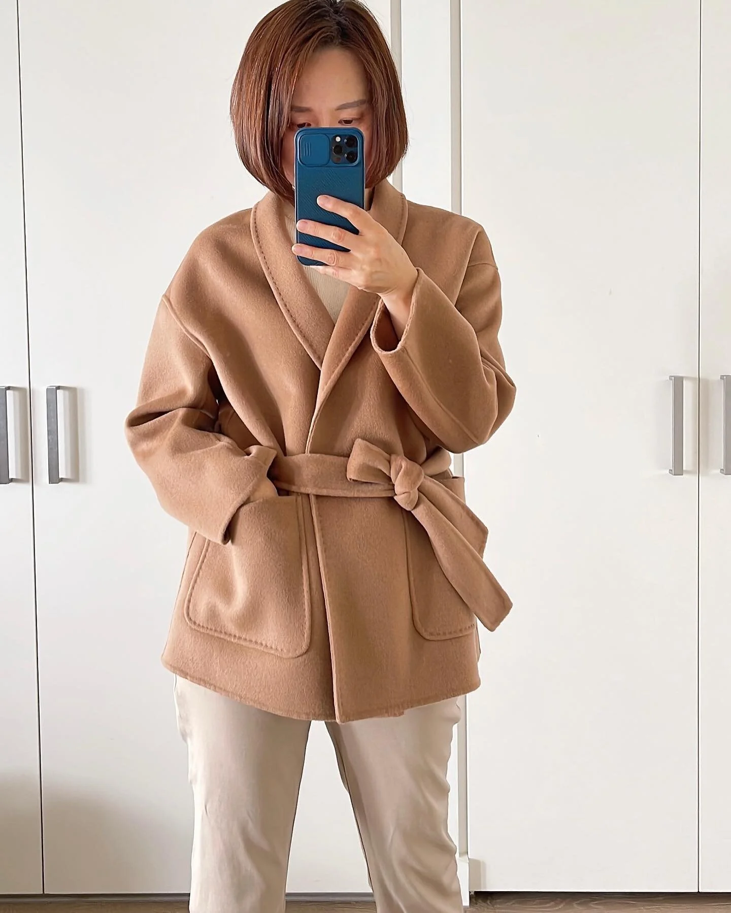 ROYH short coat : 

This winter coat epitomises winter layering that offers ample room for styling creativity.

Unlined and features internal felled seams for a luxe finish.

Made from premium 100% wool blend .

Size : one size (it fits from 8-10)

?