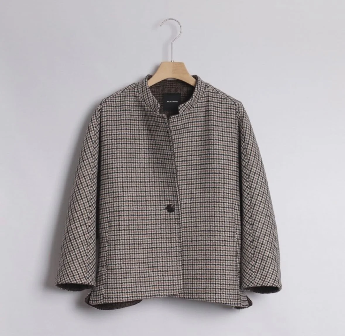 Audrey Hepburn Coat : 

The A-line shape preserves femininity and retro sensibility .

These days, we expressed it by reminiscent of Audrey Hepburn with a trendy retro sensibility.

Size: one size ( it fits from 8-12 )

Material: wool90% ,rayon 10%
.