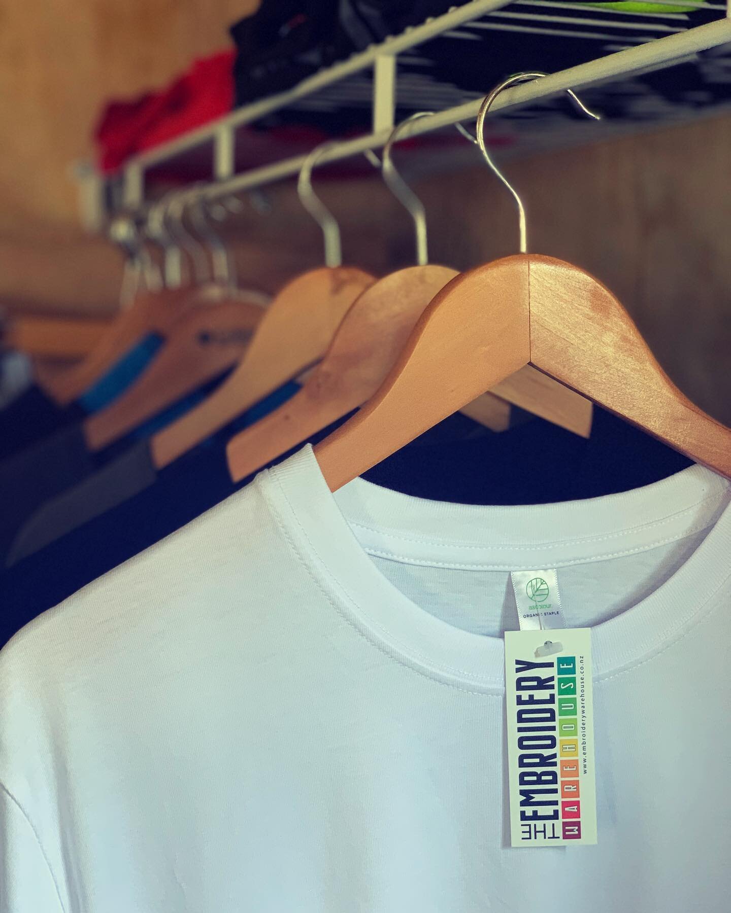 Organic cotton staple tee from @ascolour

Ready for your logo or graphic ✨👌

#waihi #nzsmallbusiness #nzcustombranding #whitetee #organiccotton #nzcustomapparel