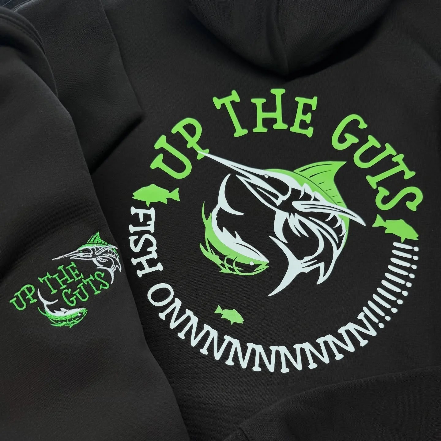If ever we saw a fishing crew named more appropriately&hellip; 🎣🐟🐠

#uptheguts #hookem #fishingattire #fishingmerch2026 #enquiry2026 #biggamefishing #sushisnacks

@ascolour Relax hoods in Black with Polyneon 1749 green! 🙌🏻✨