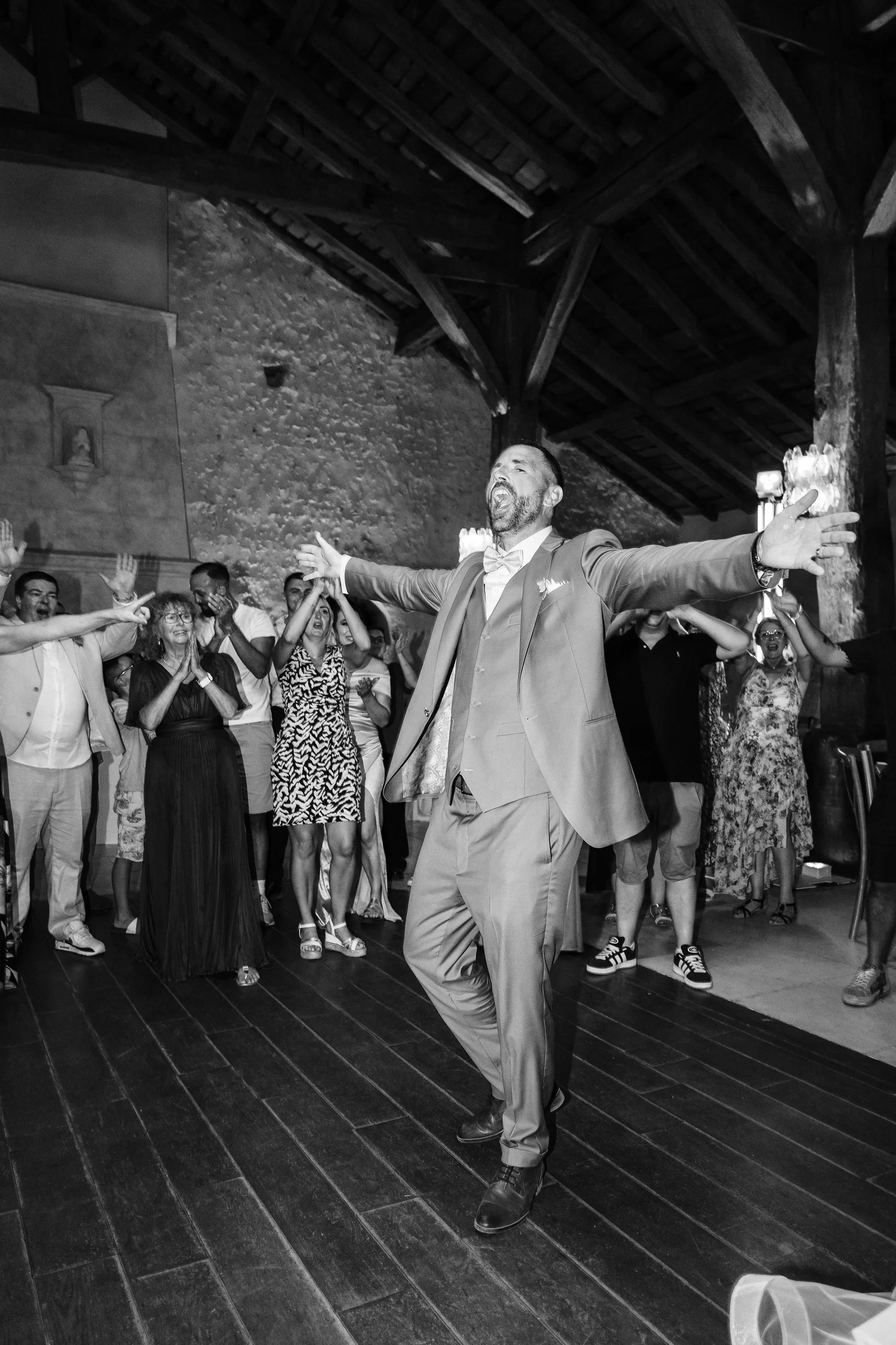 Couple de mariés, vidéaste et photographe de mariage à Paris