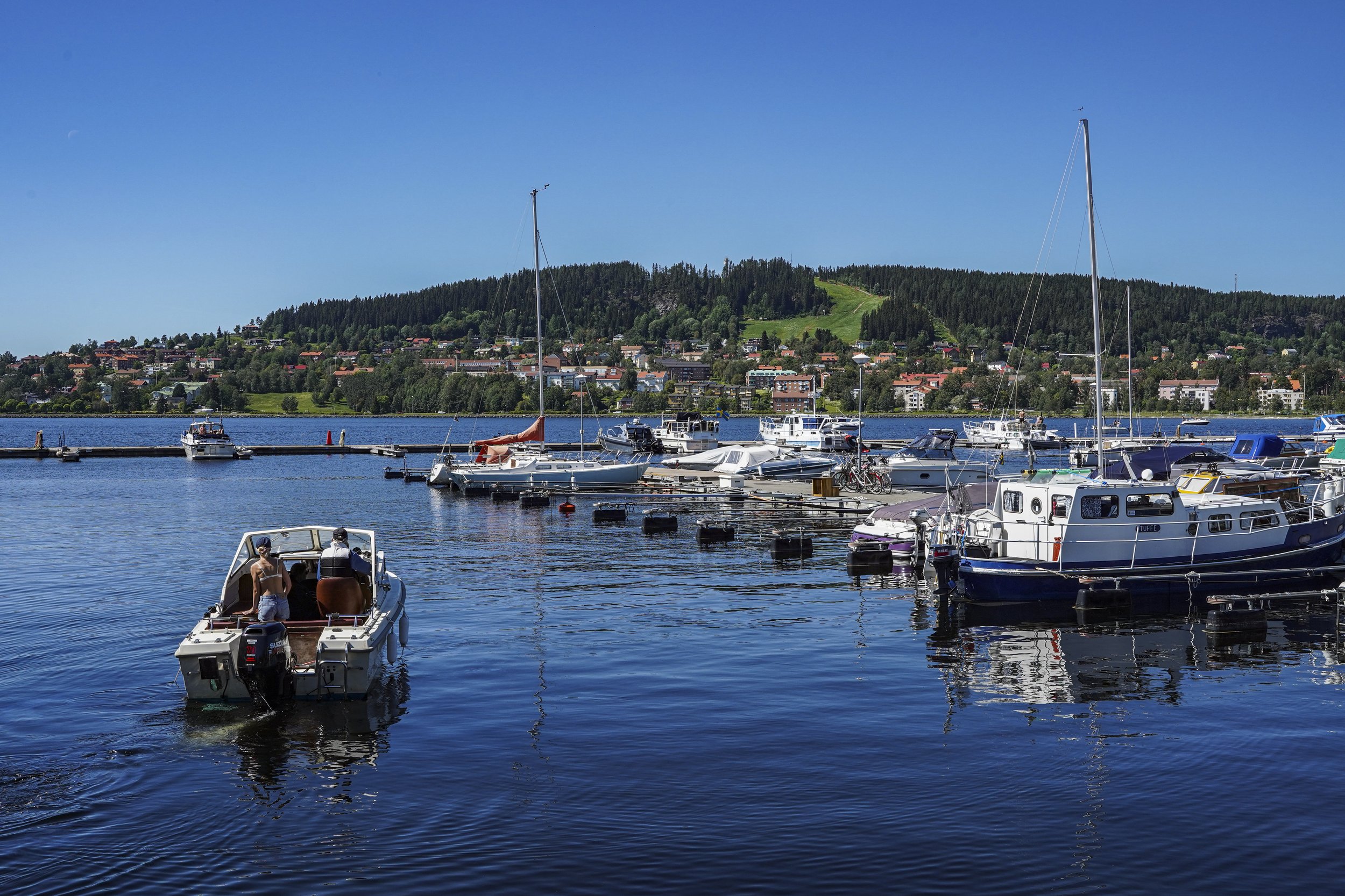 Båt-lämnar-hamnen- Foto-Roger-Strandberg.jpeg.jpg