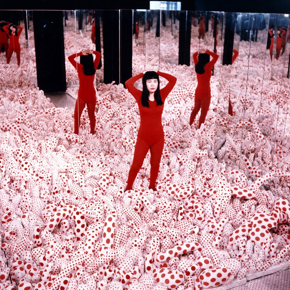 kusama_infinity_mirrorroomr_phallis_field_1965.jpeg